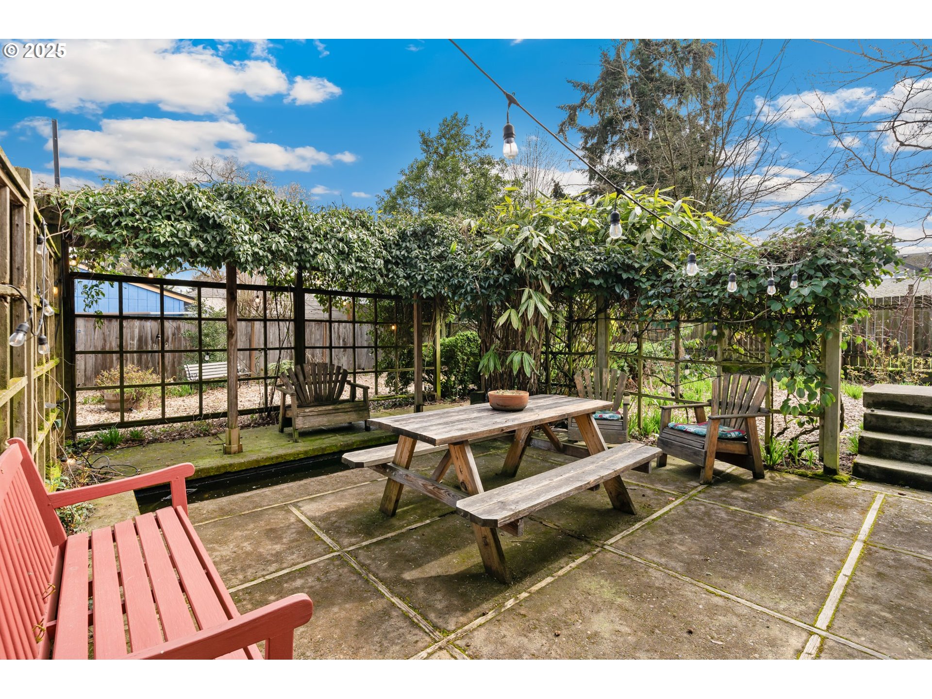 8972 N CLARENDON AVE