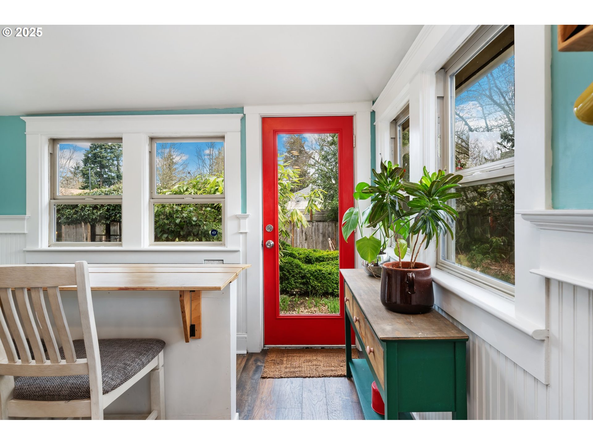 8972 N CLARENDON AVE