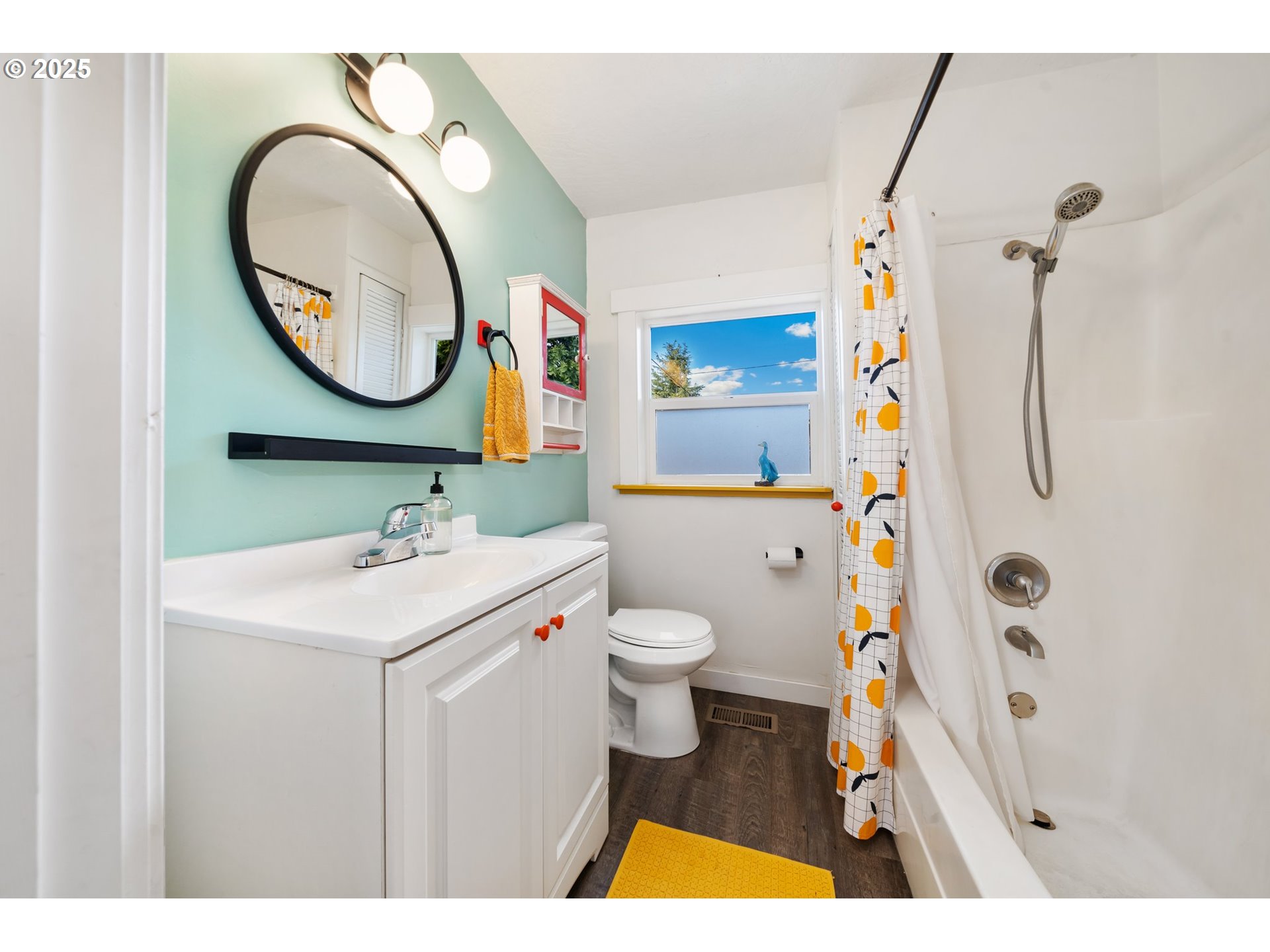 8972 N CLARENDON AVE