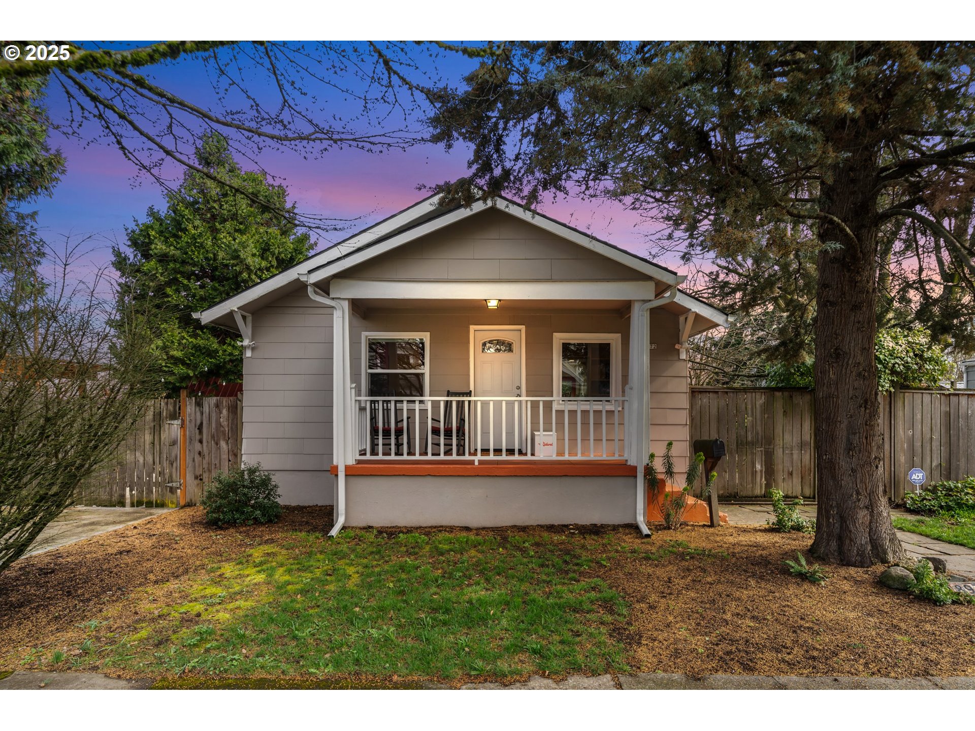 8972 N CLARENDON AVE