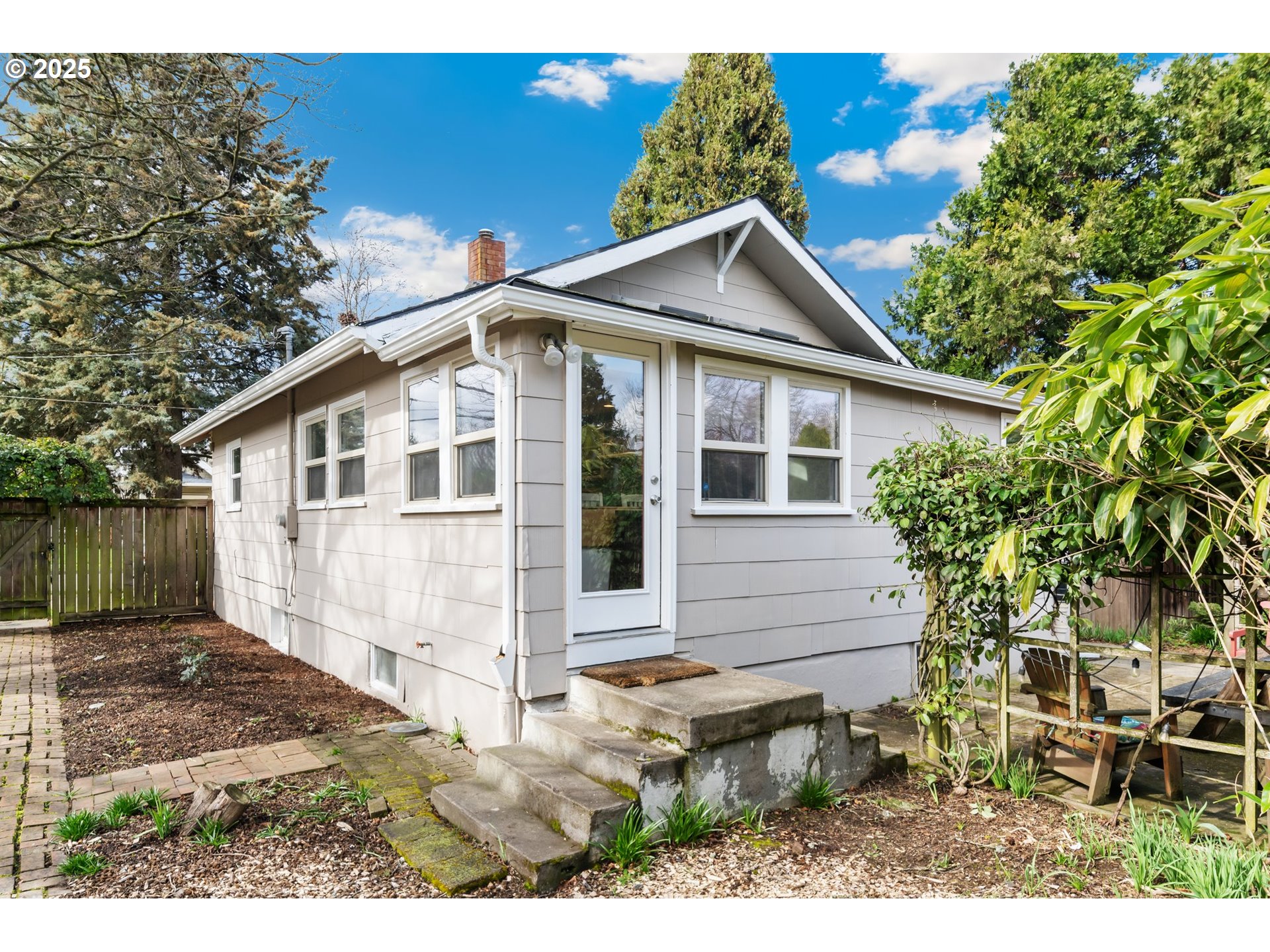 8972 N CLARENDON AVE