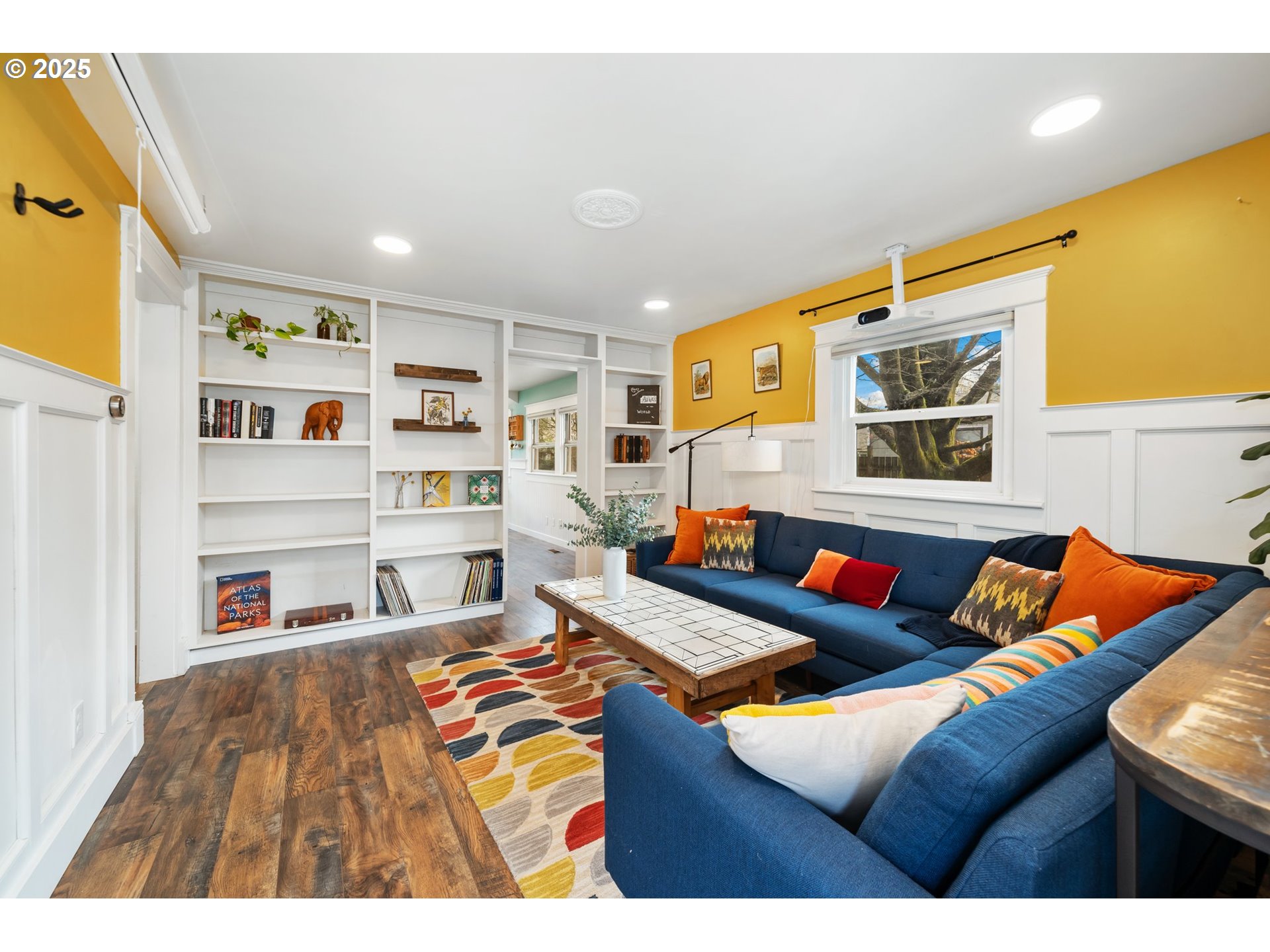 8972 N CLARENDON AVE