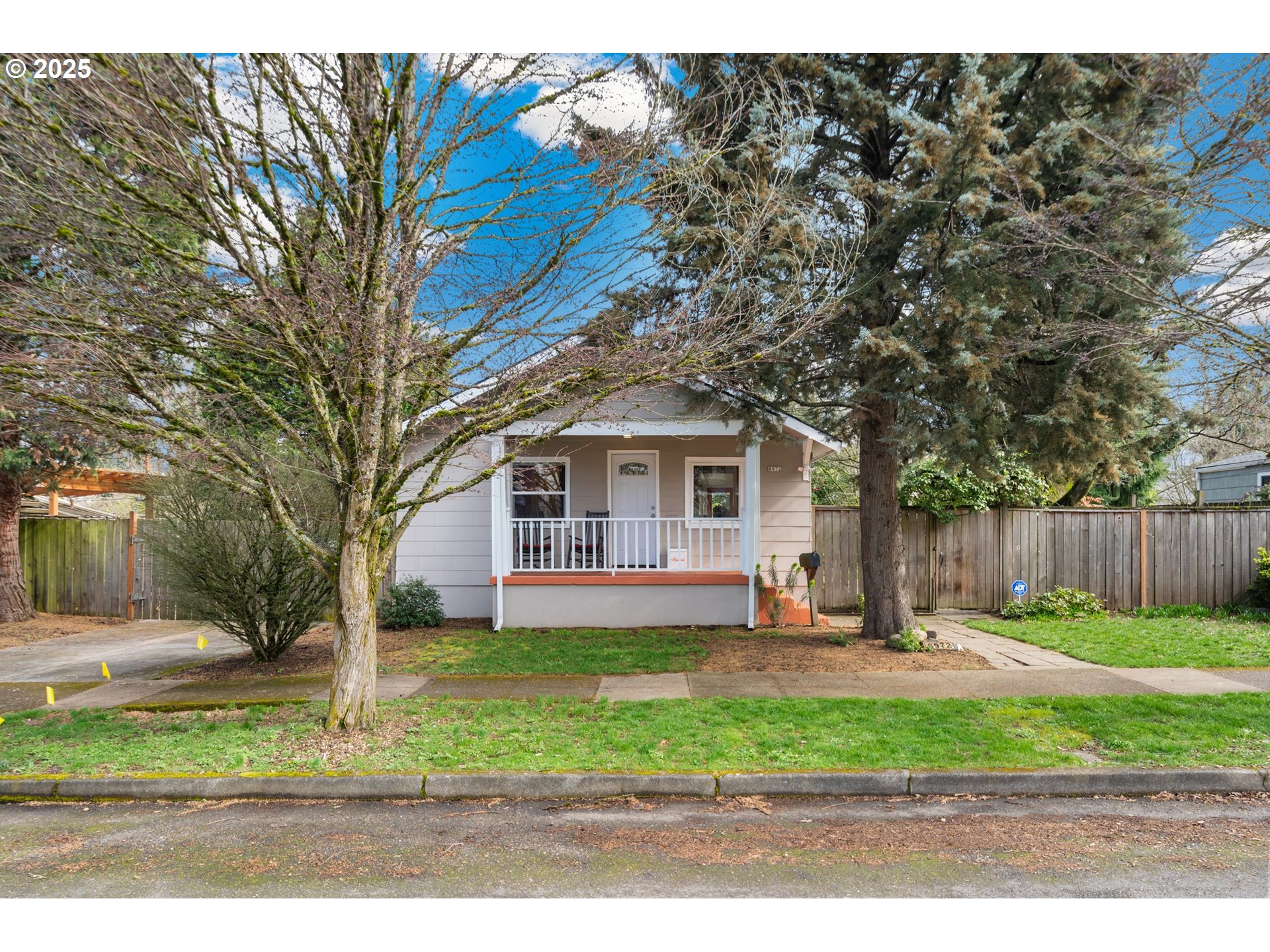 8972 N CLARENDON AVE