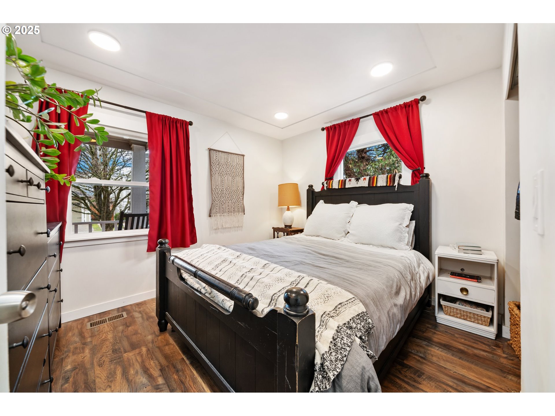 8972 N CLARENDON AVE