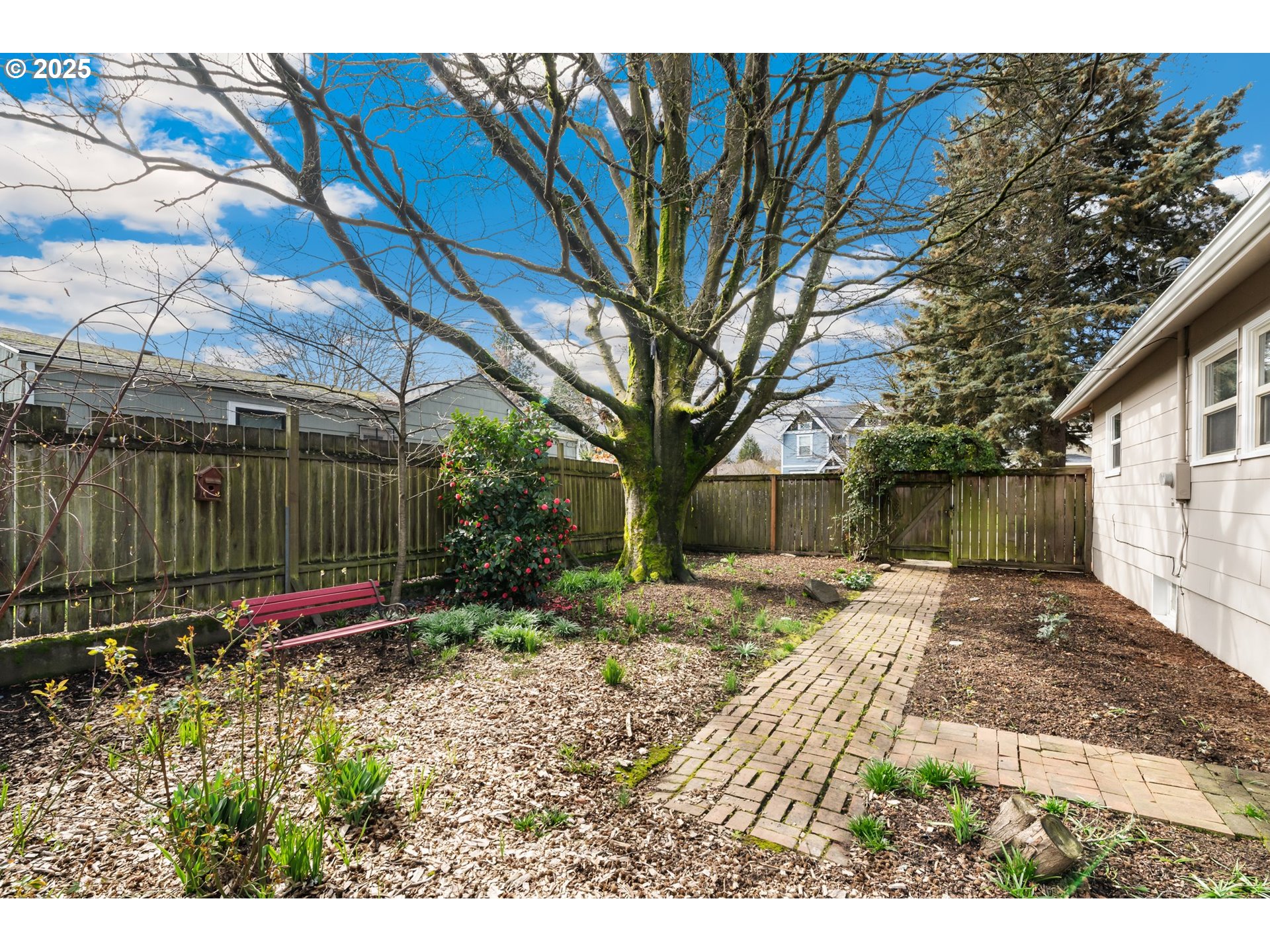 8972 N CLARENDON AVE