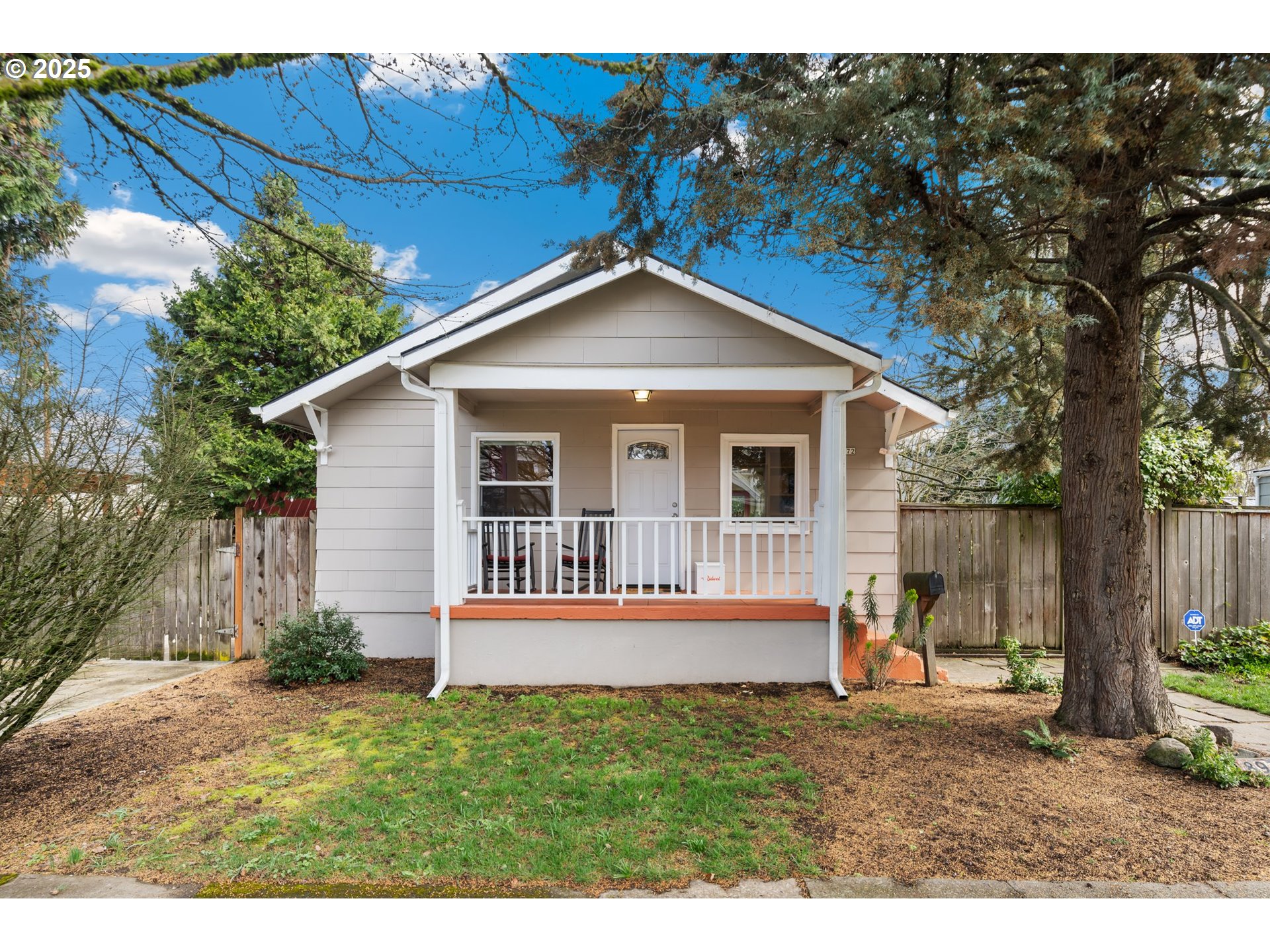 8972 N CLARENDON AVE