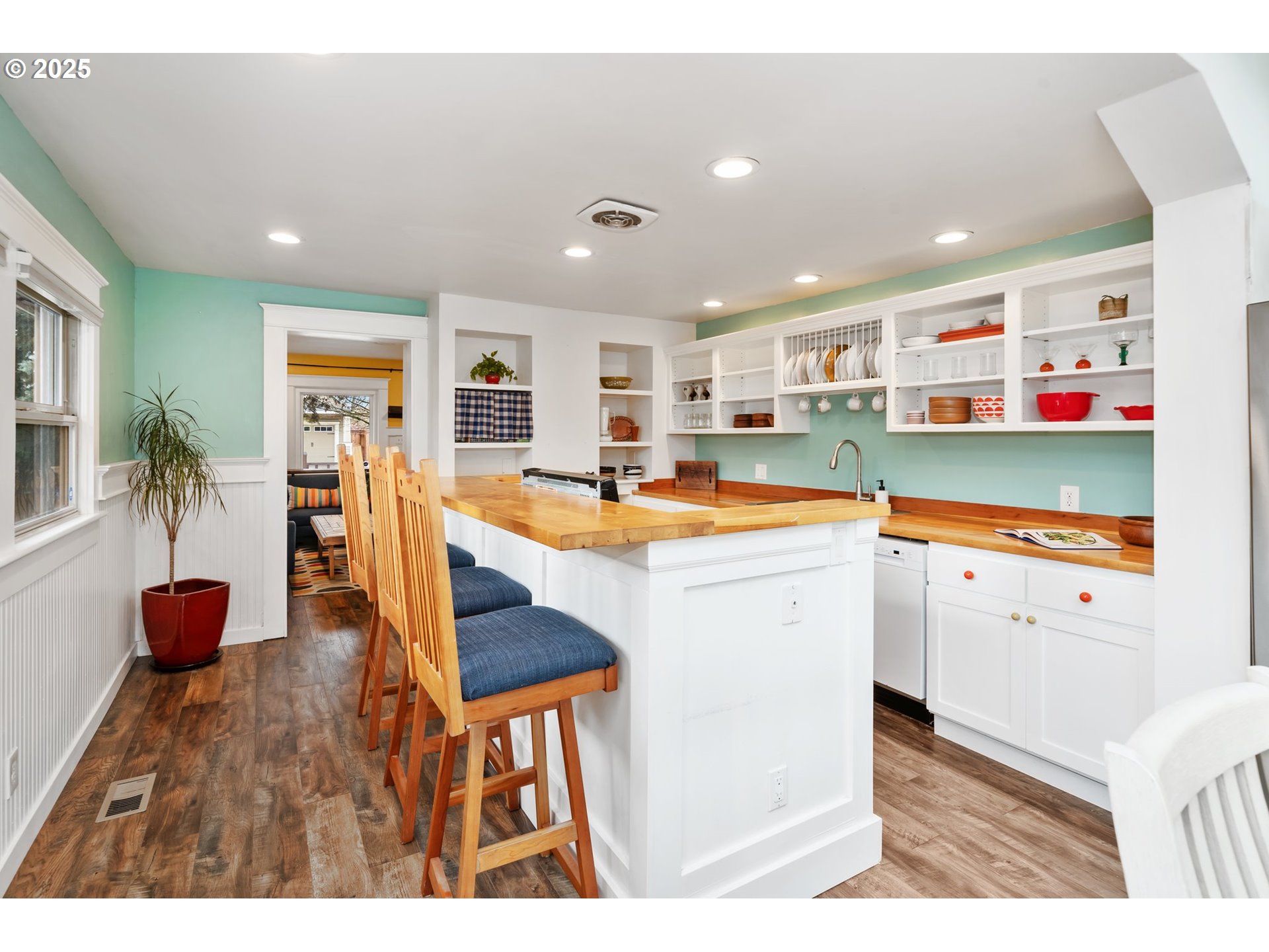 8972 N CLARENDON AVE