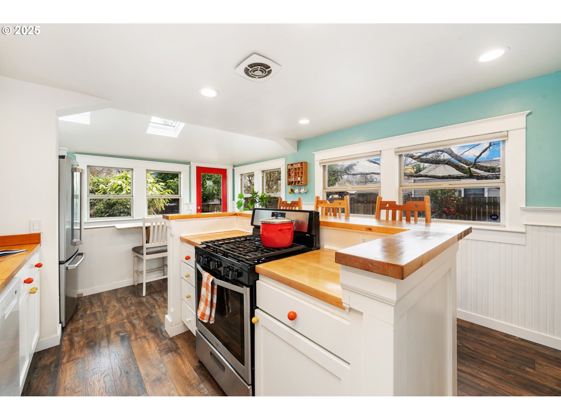 8972 N CLARENDON AVE