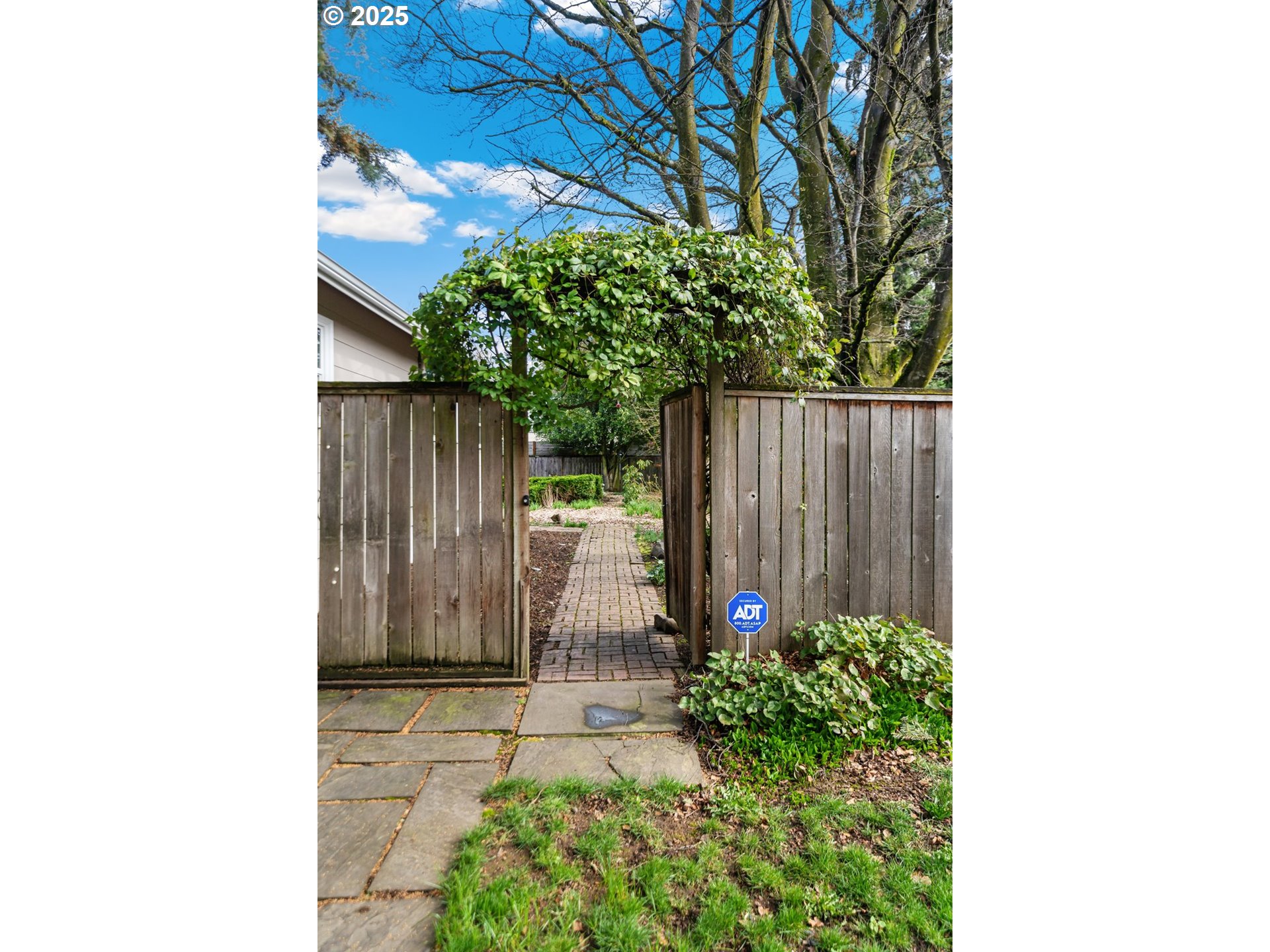 8972 N CLARENDON AVE