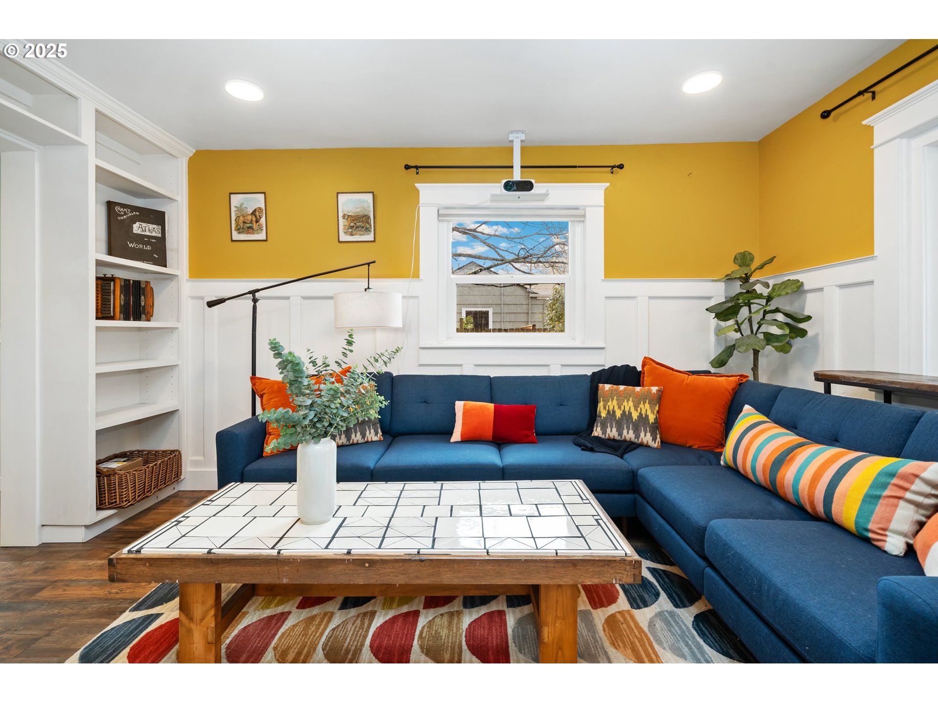 8972 N CLARENDON AVE