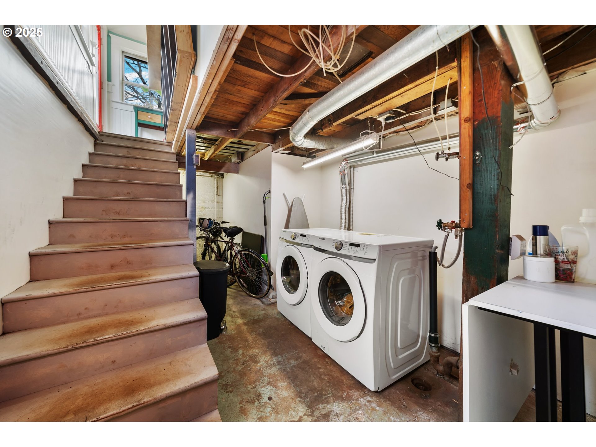 8972 N CLARENDON AVE