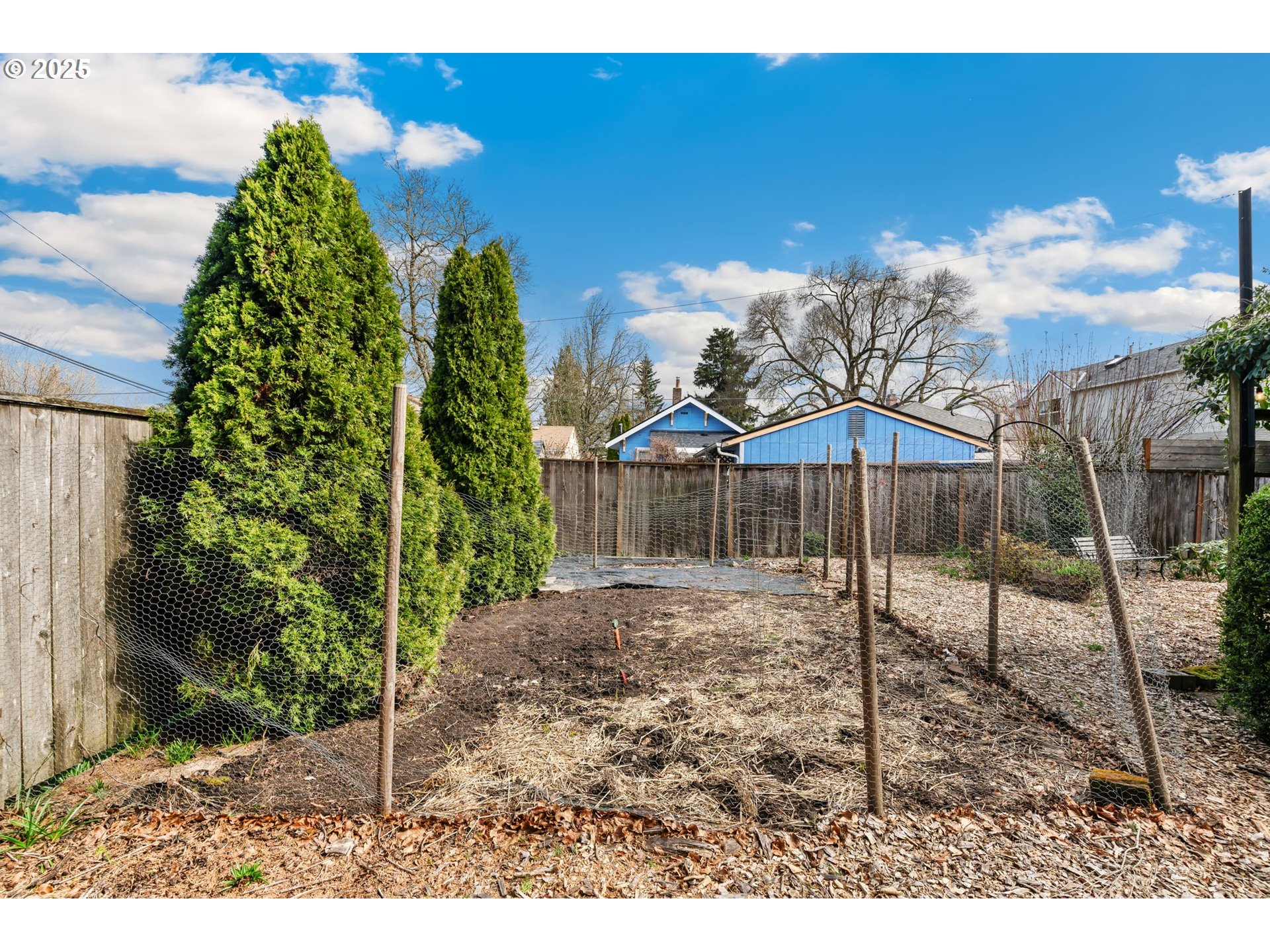 8972 N CLARENDON AVE