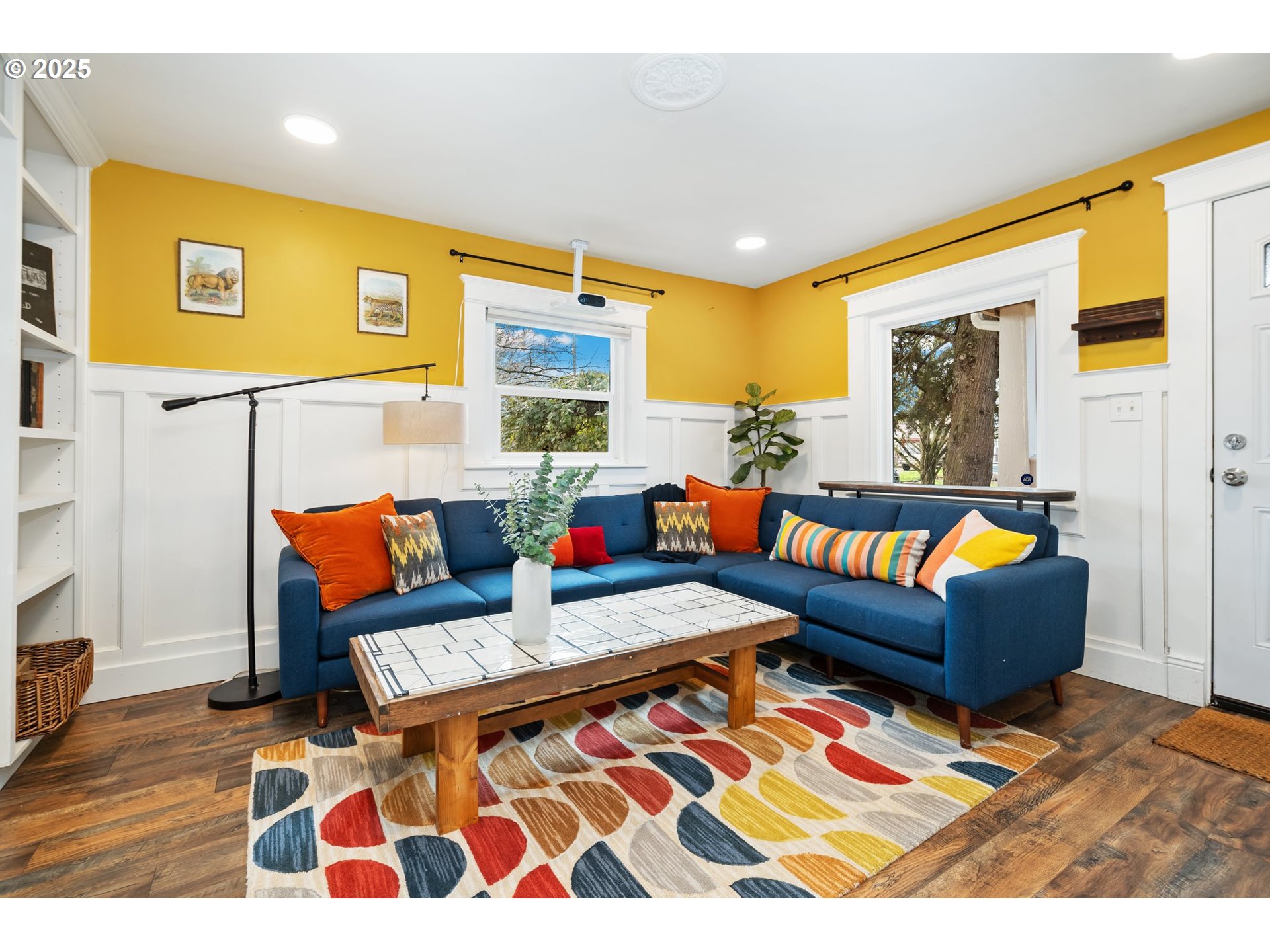 8972 N CLARENDON AVE