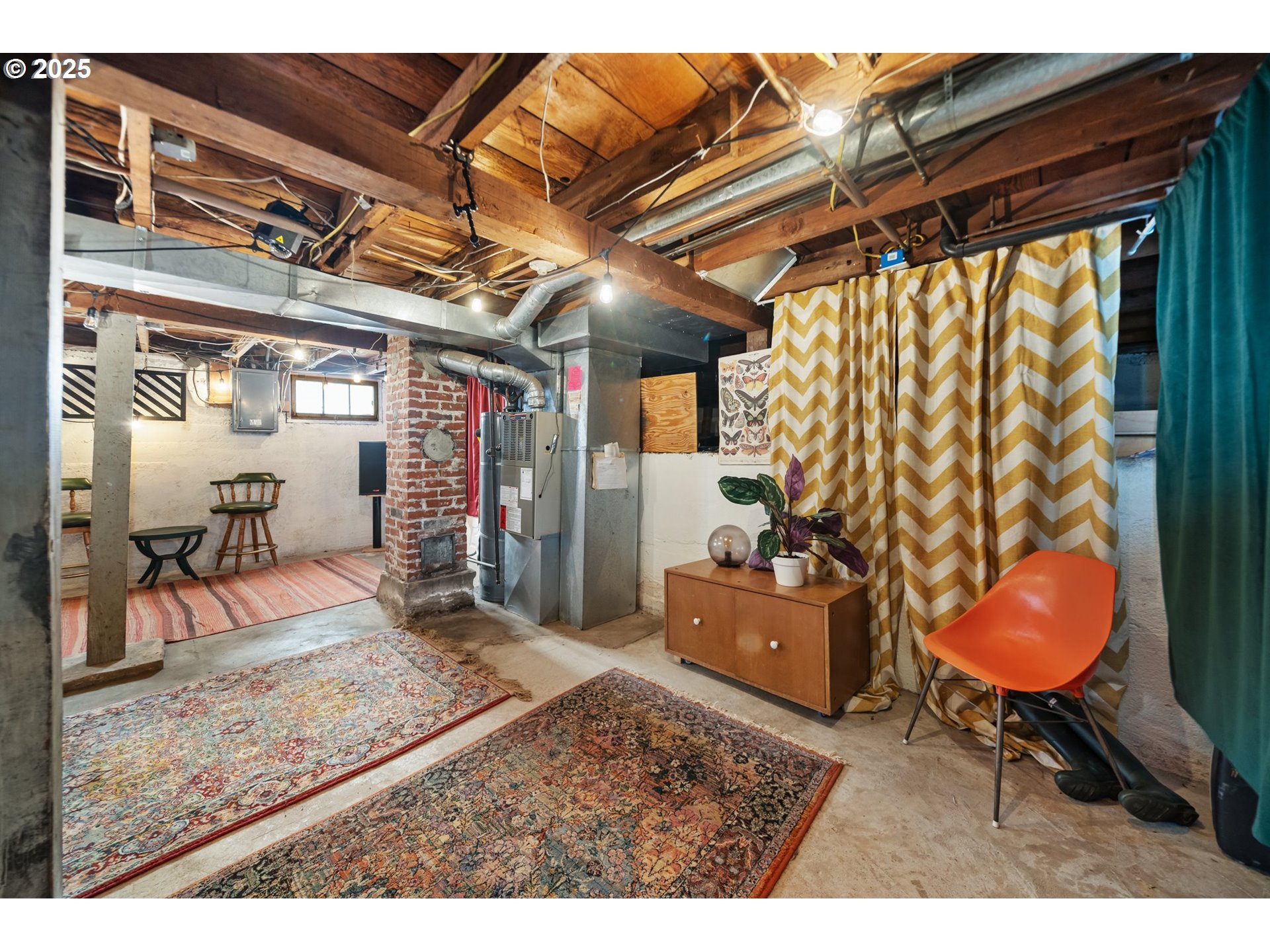 8972 N CLARENDON AVE