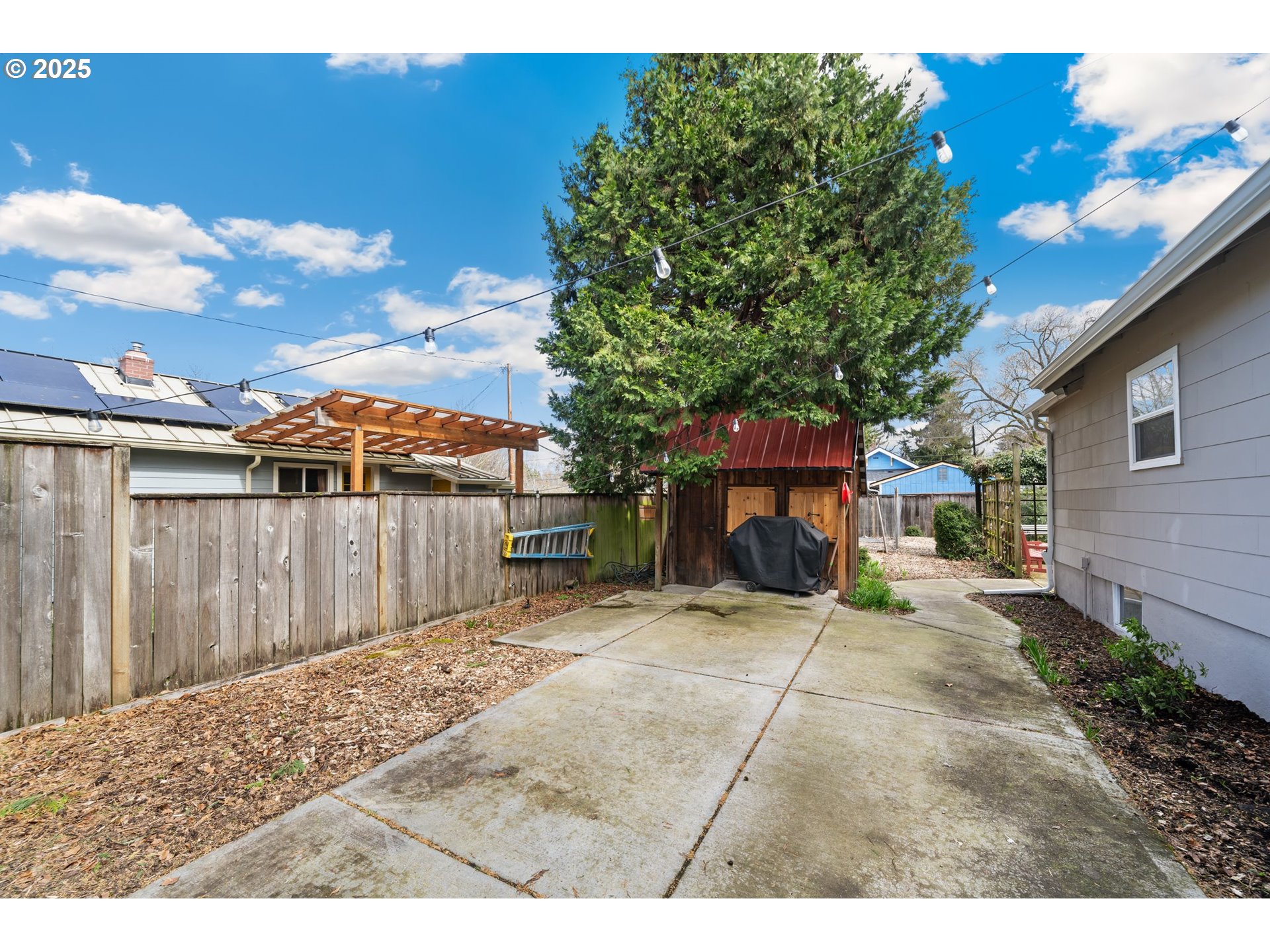 8972 N CLARENDON AVE