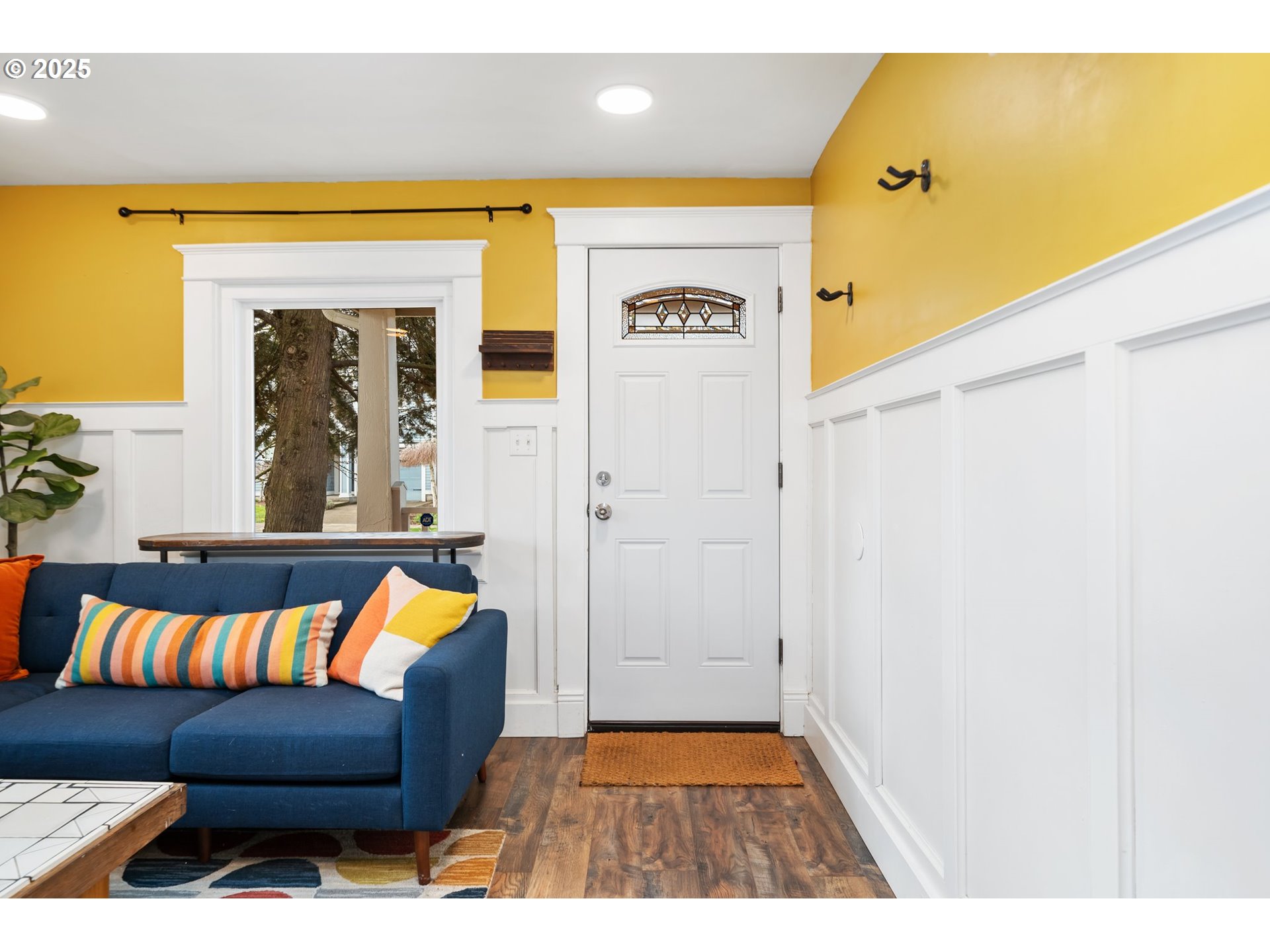 8972 N CLARENDON AVE