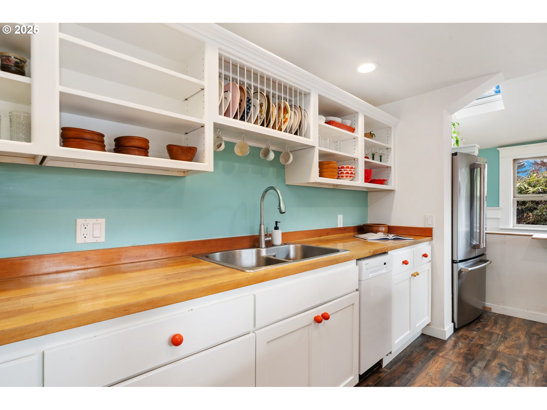 8972 N CLARENDON AVE