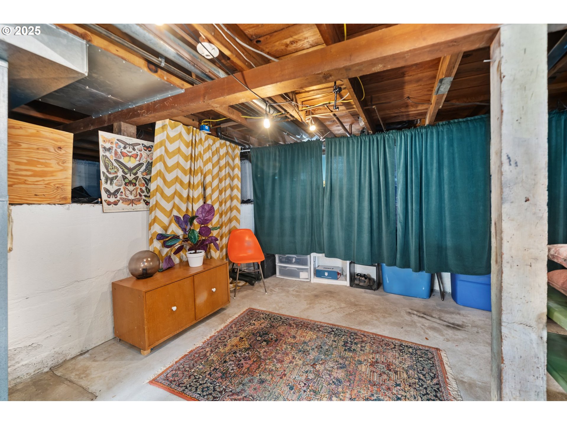 8972 N CLARENDON AVE