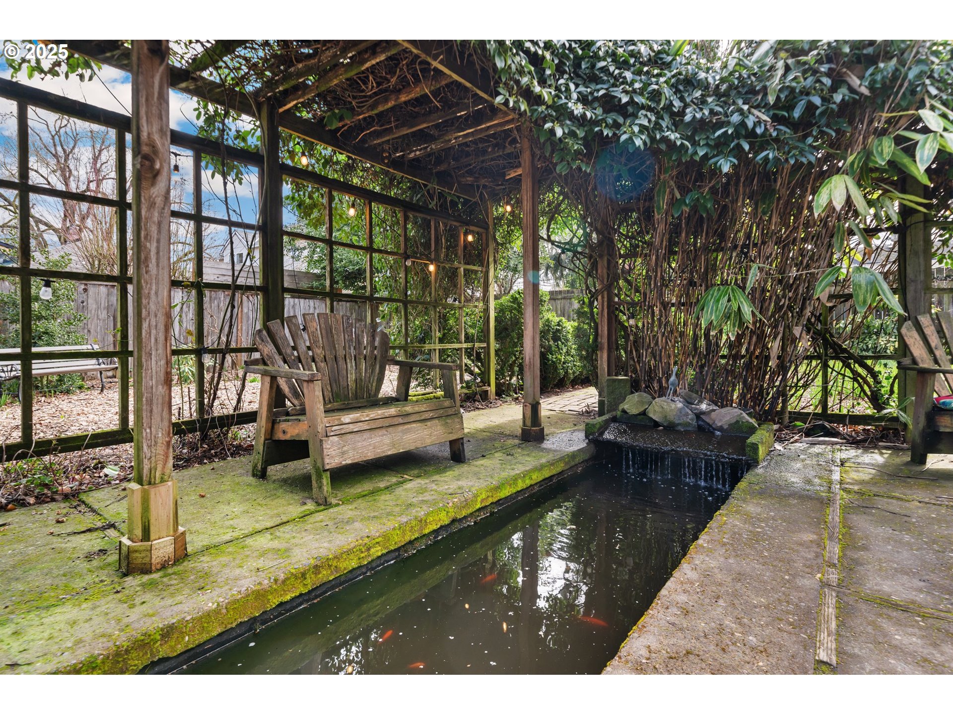 8972 N CLARENDON AVE