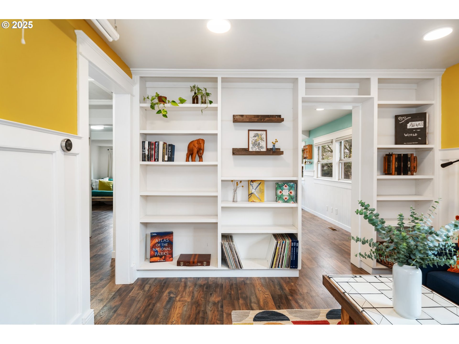 8972 N CLARENDON AVE