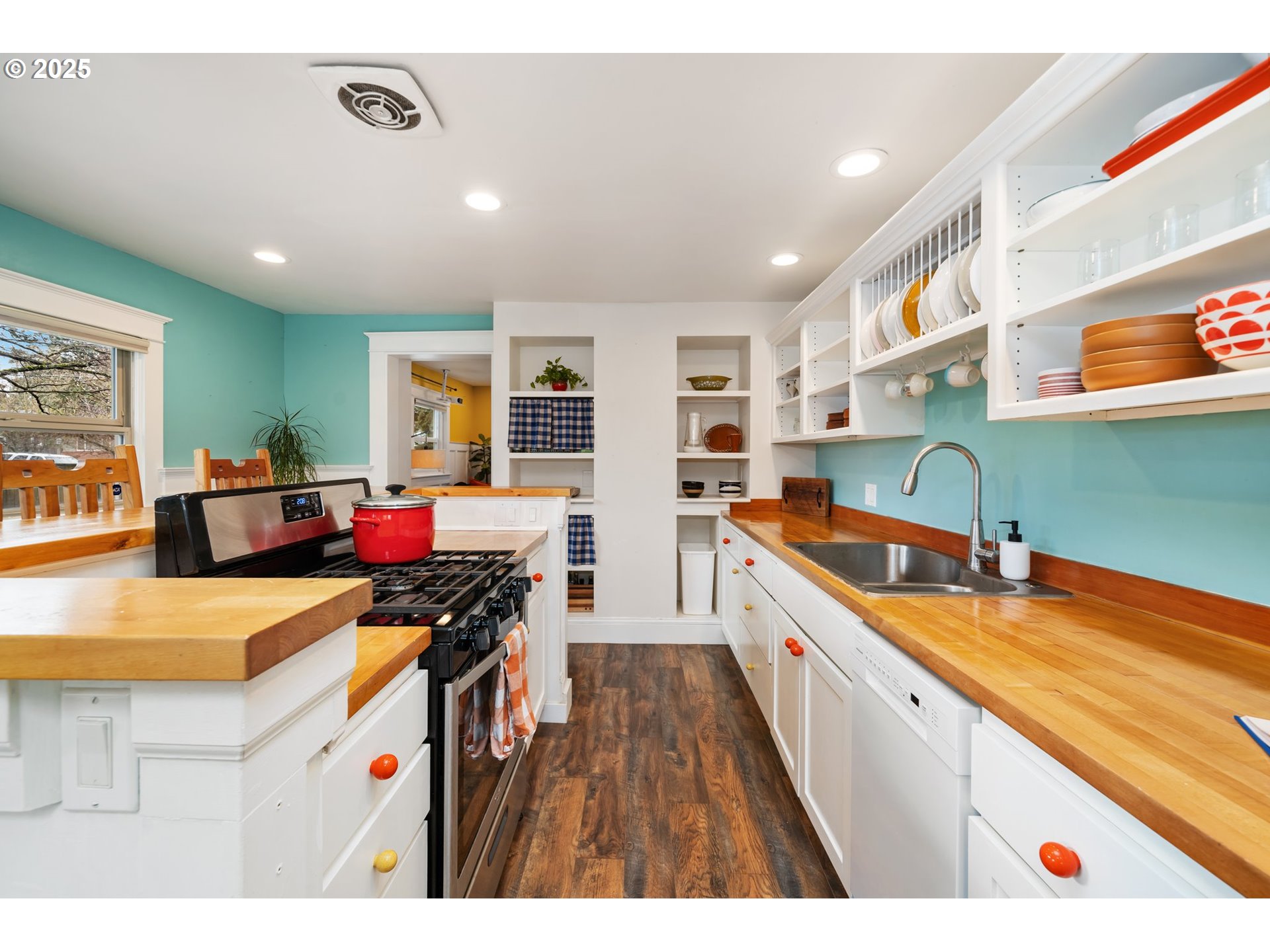 8972 N CLARENDON AVE