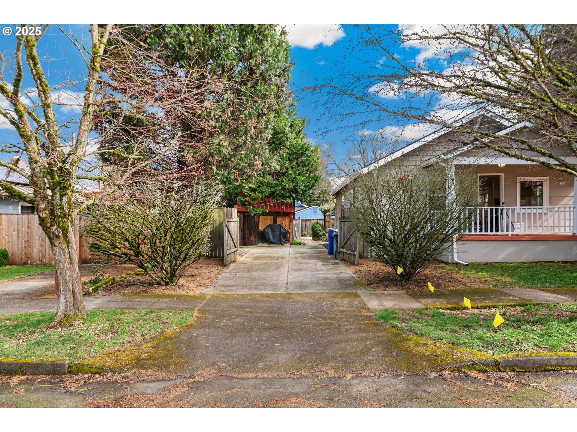 8972 N CLARENDON AVE