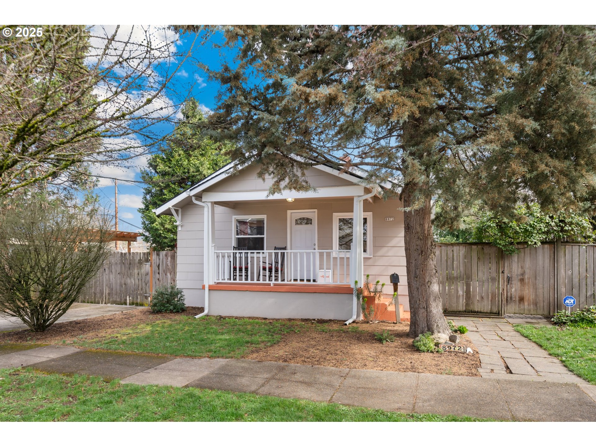 8972 N CLARENDON AVE