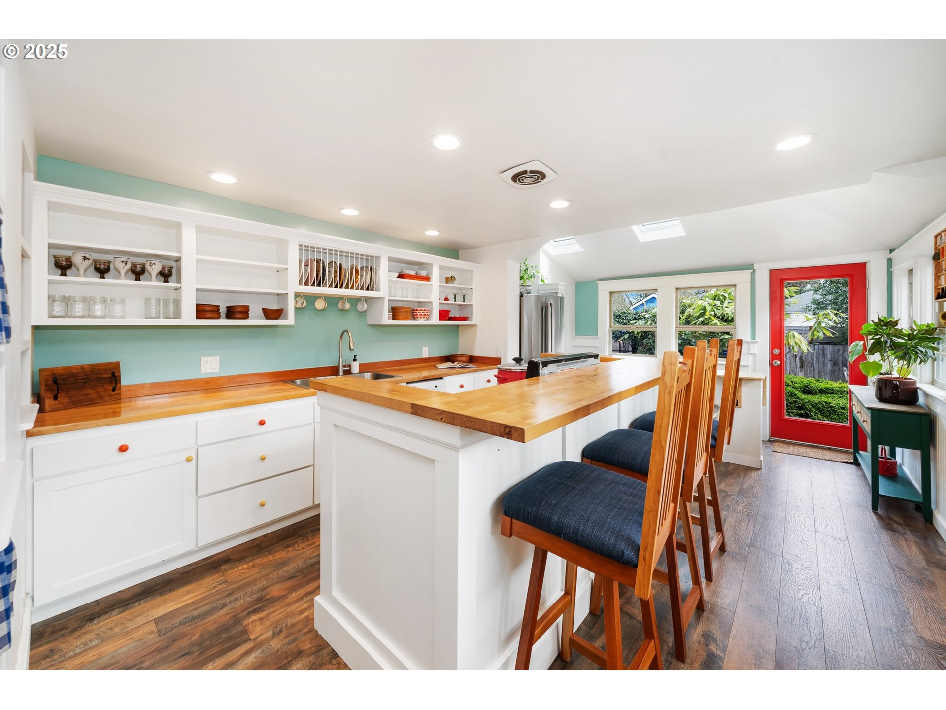 8972 N CLARENDON AVE