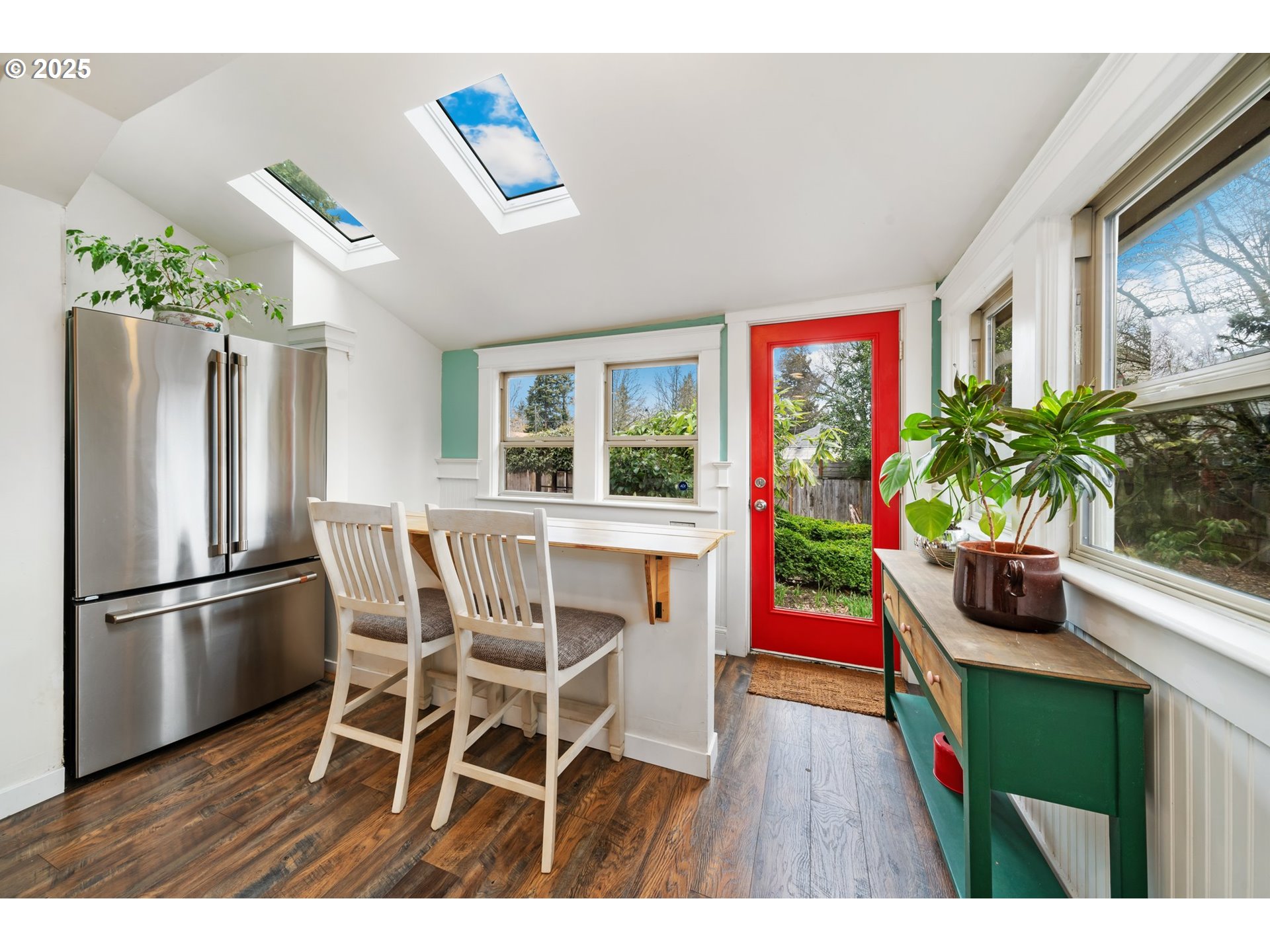 8972 N CLARENDON AVE