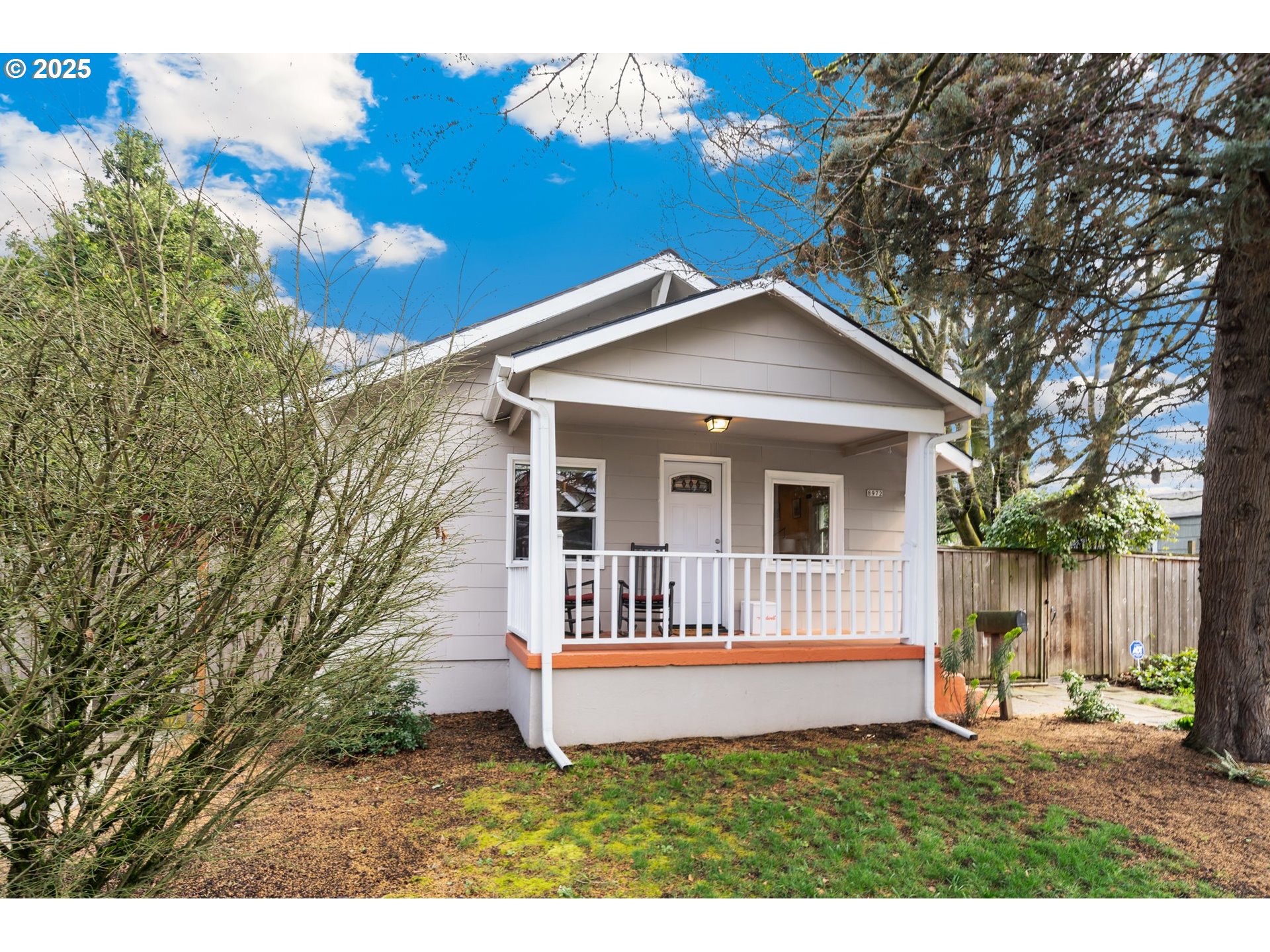 8972 N CLARENDON AVE