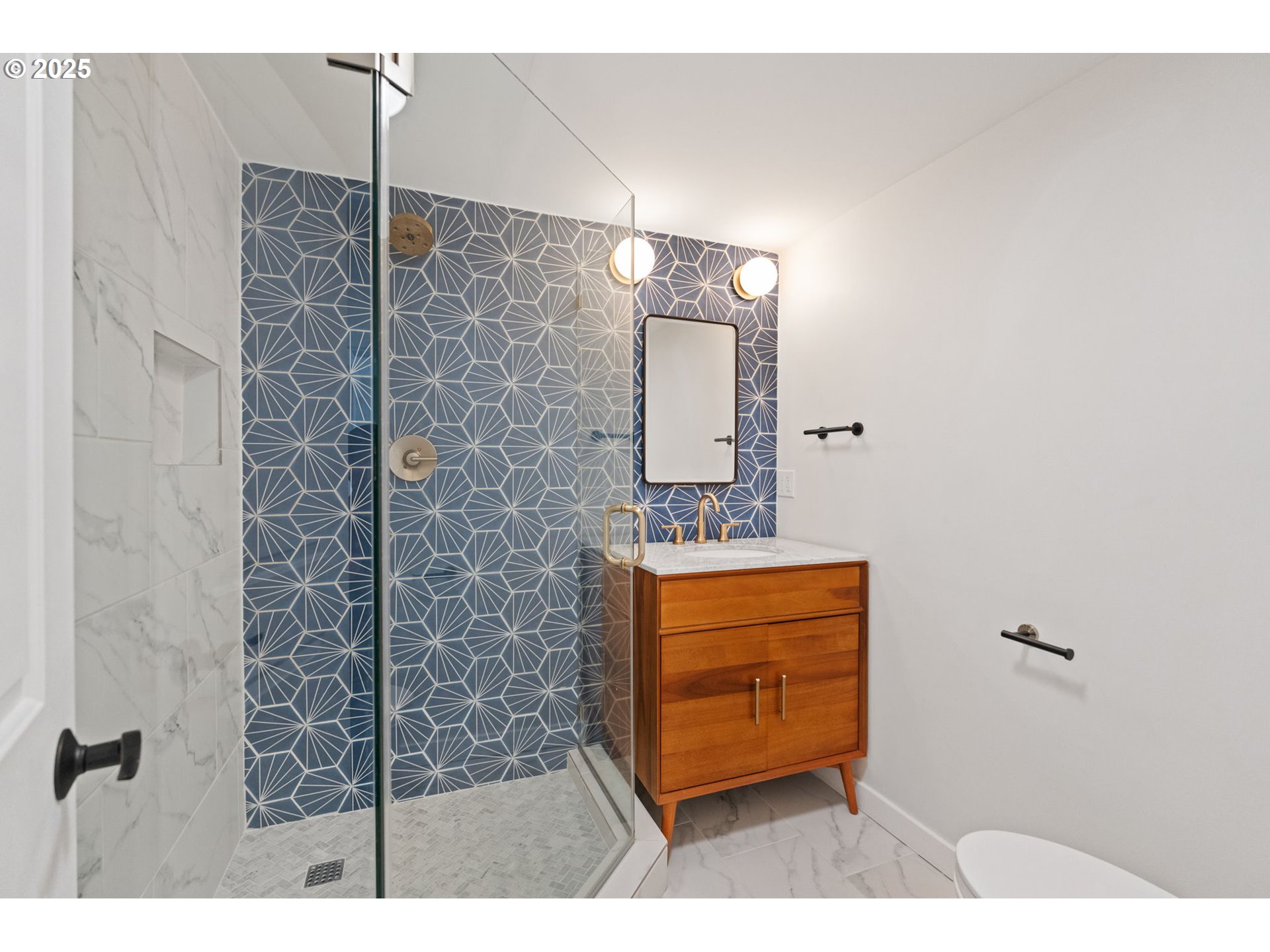 2345 SW DEWITT ST, Portland