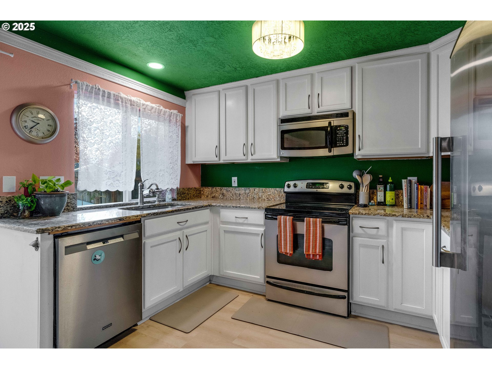 2215 E OAK DR, Newberg