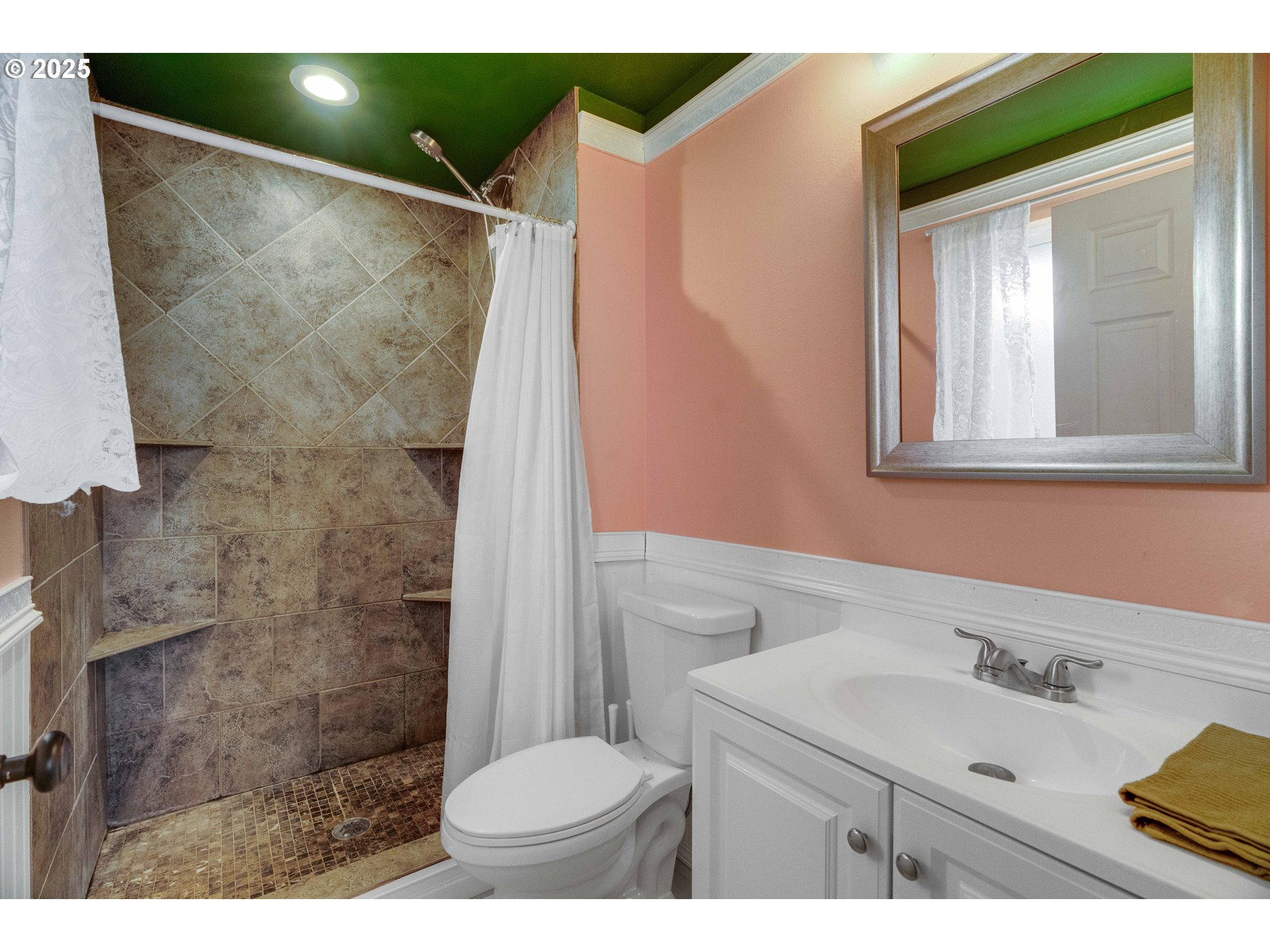 2215 E OAK DR, Newberg