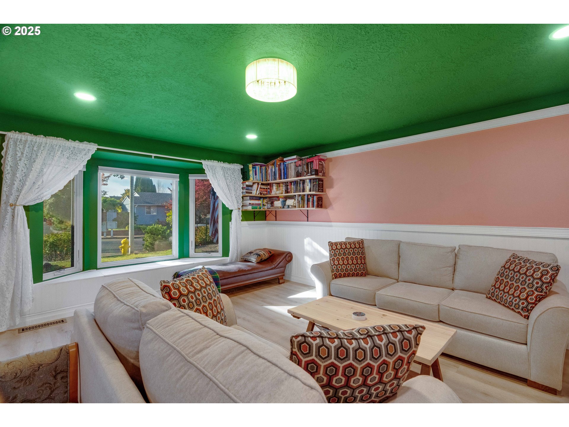 2215 E OAK DR, Newberg