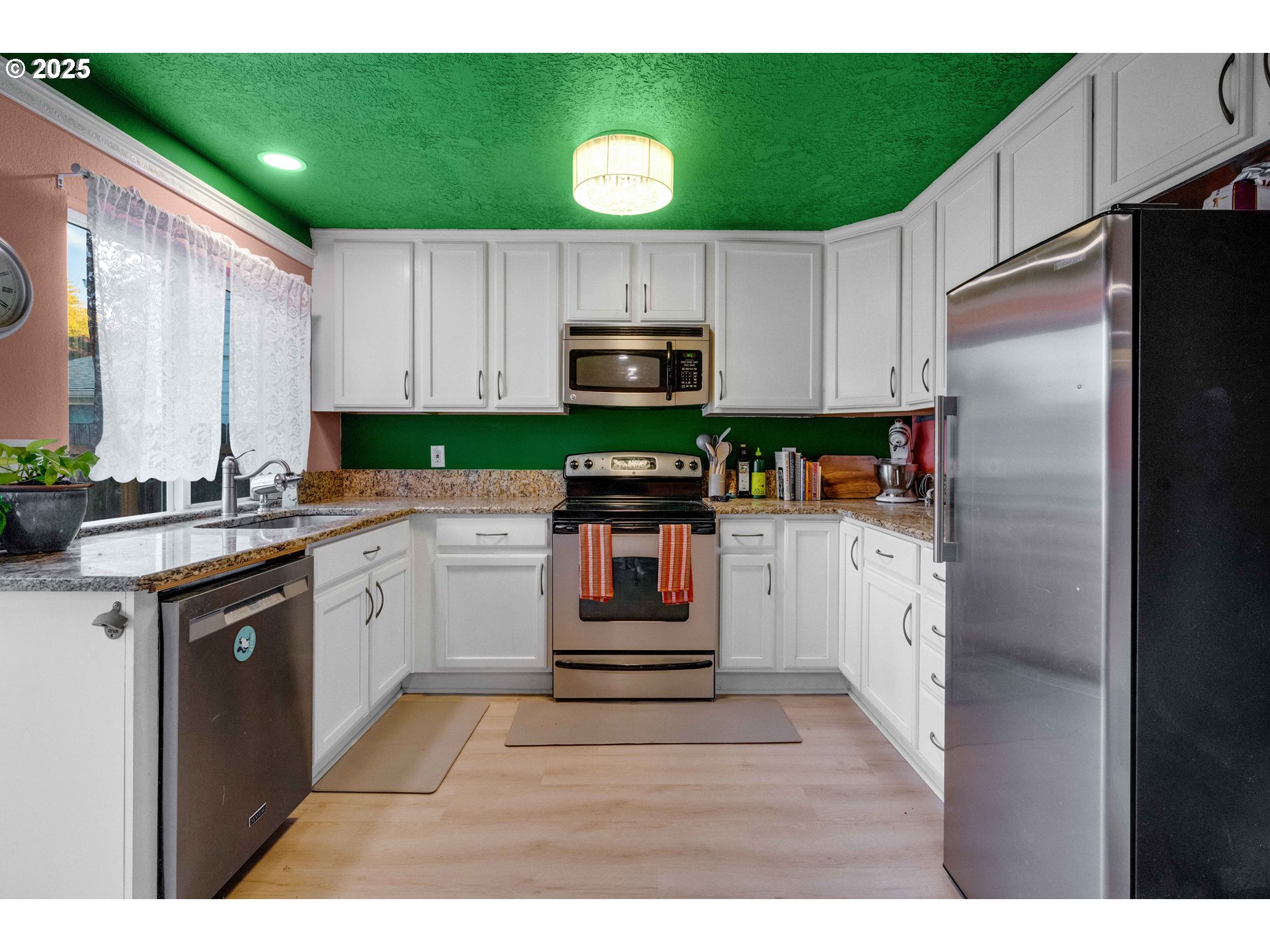 2215 E OAK DR, Newberg