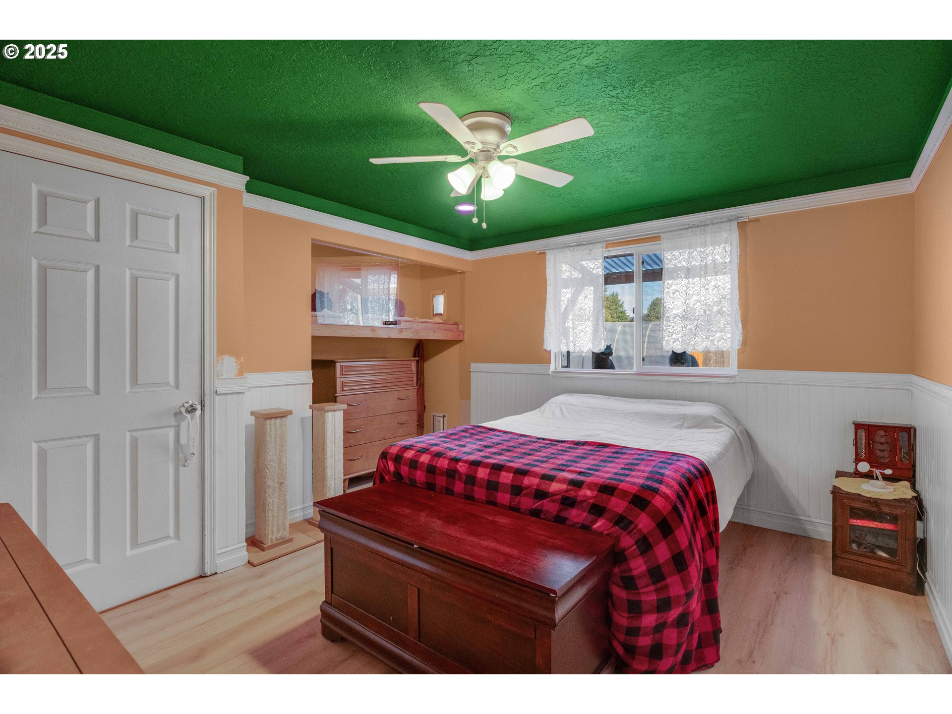 2215 E OAK DR, Newberg