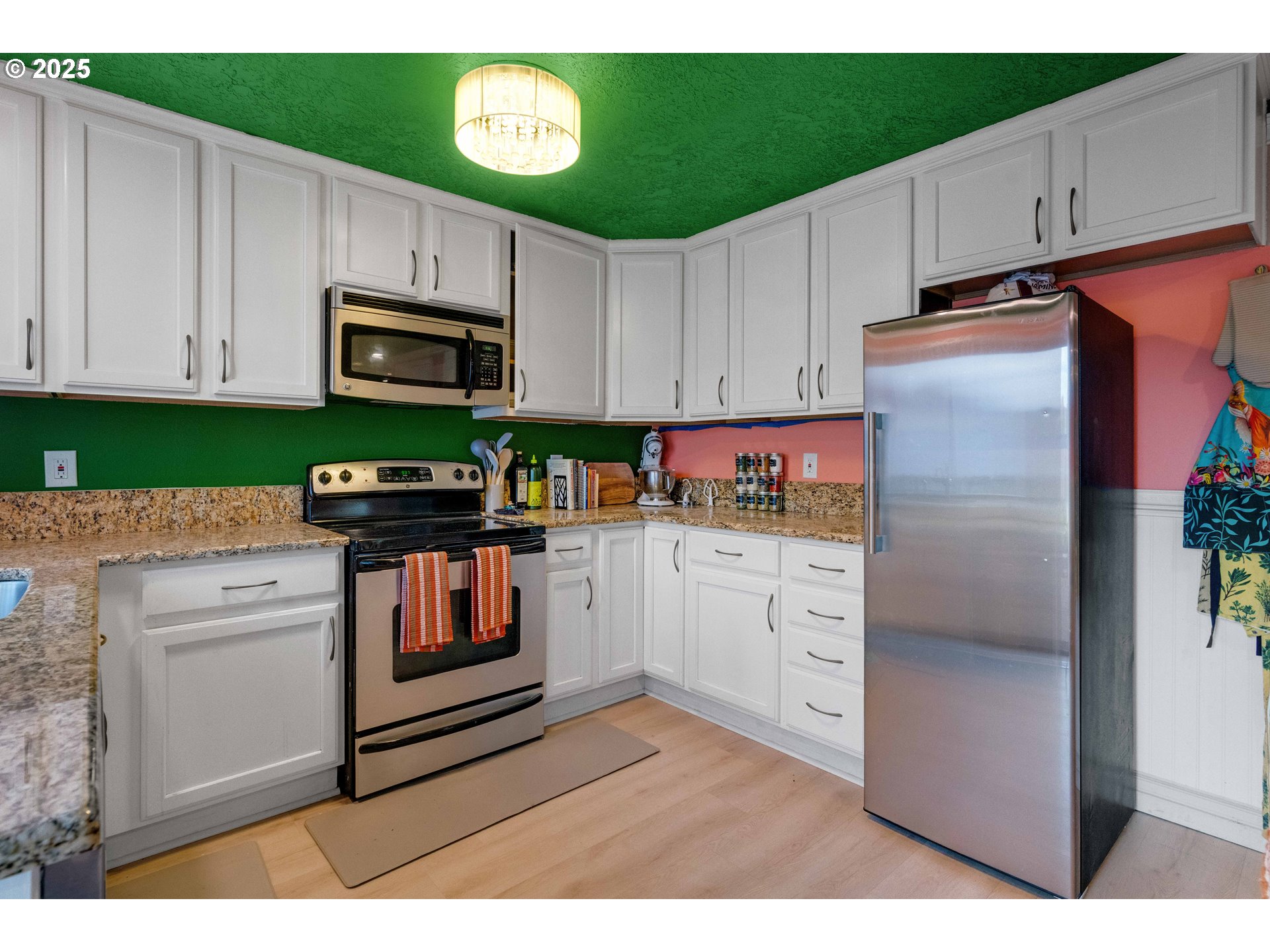 2215 E OAK DR, Newberg