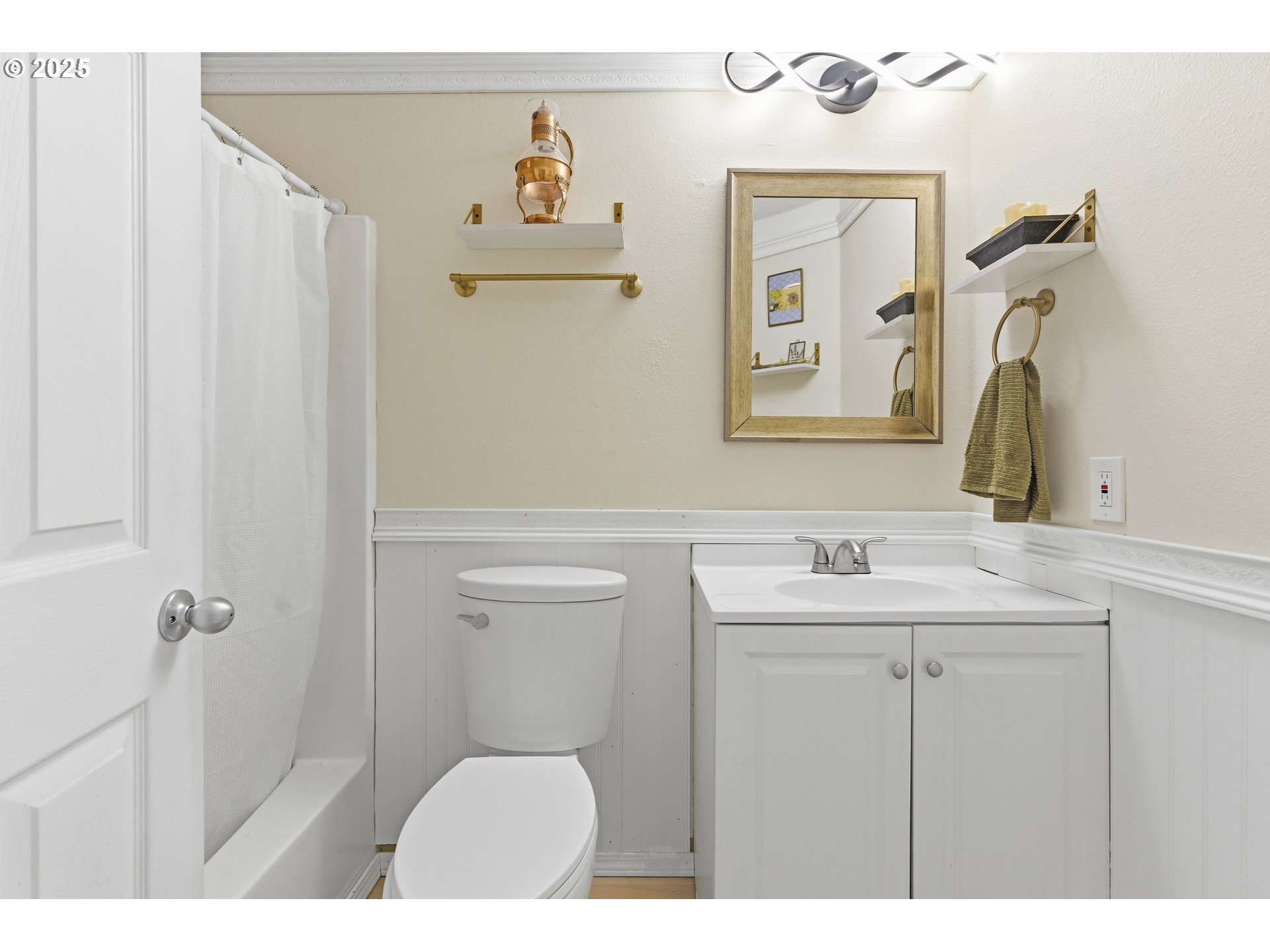 2215 E OAK DR, Newberg