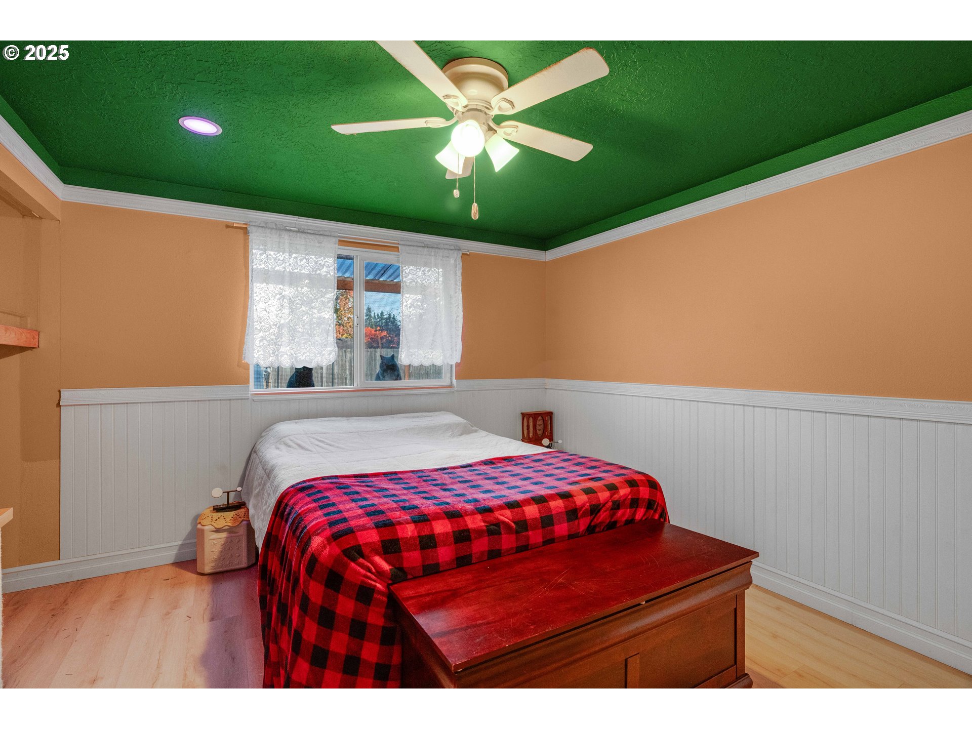 2215 E OAK DR, Newberg