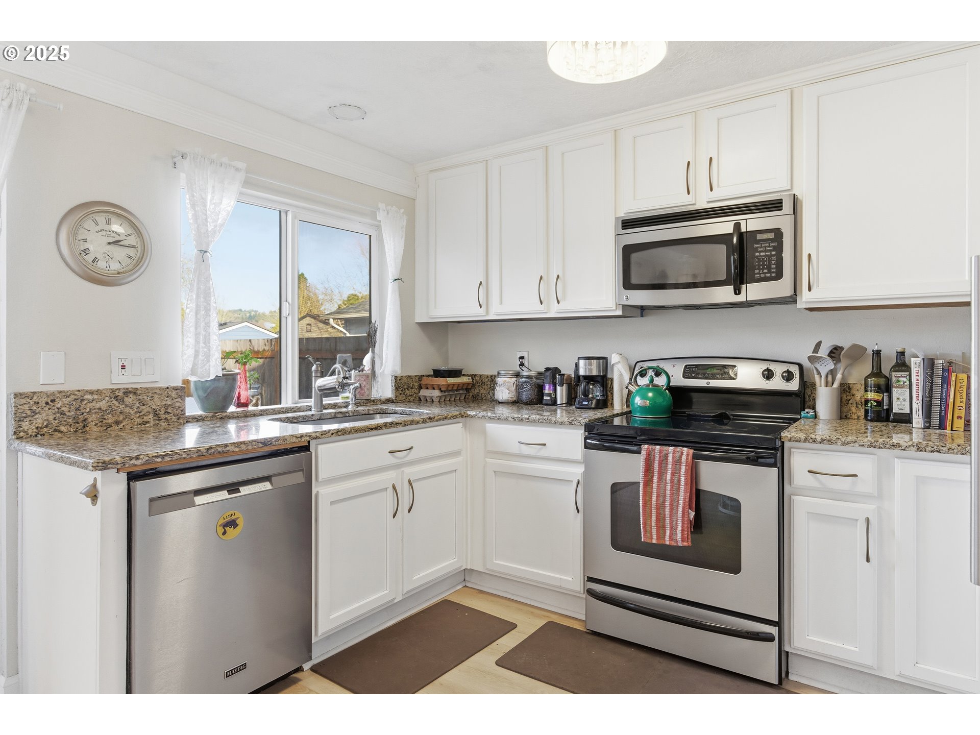 2215 E OAK DR, Newberg