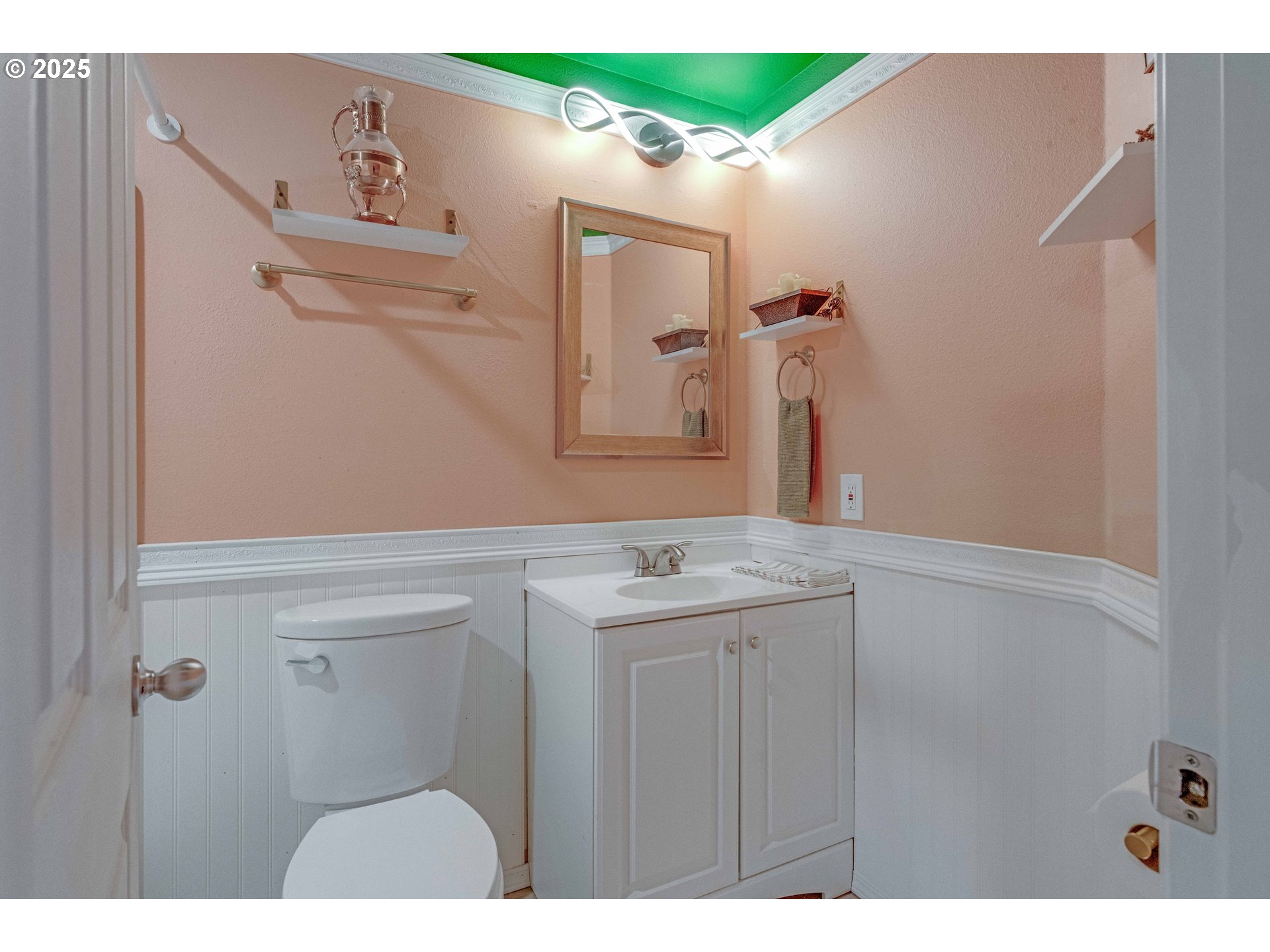 2215 E OAK DR, Newberg