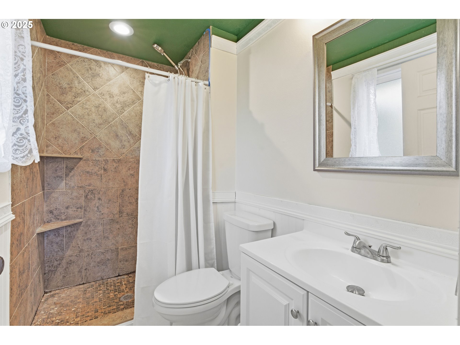 2215 E OAK DR, Newberg