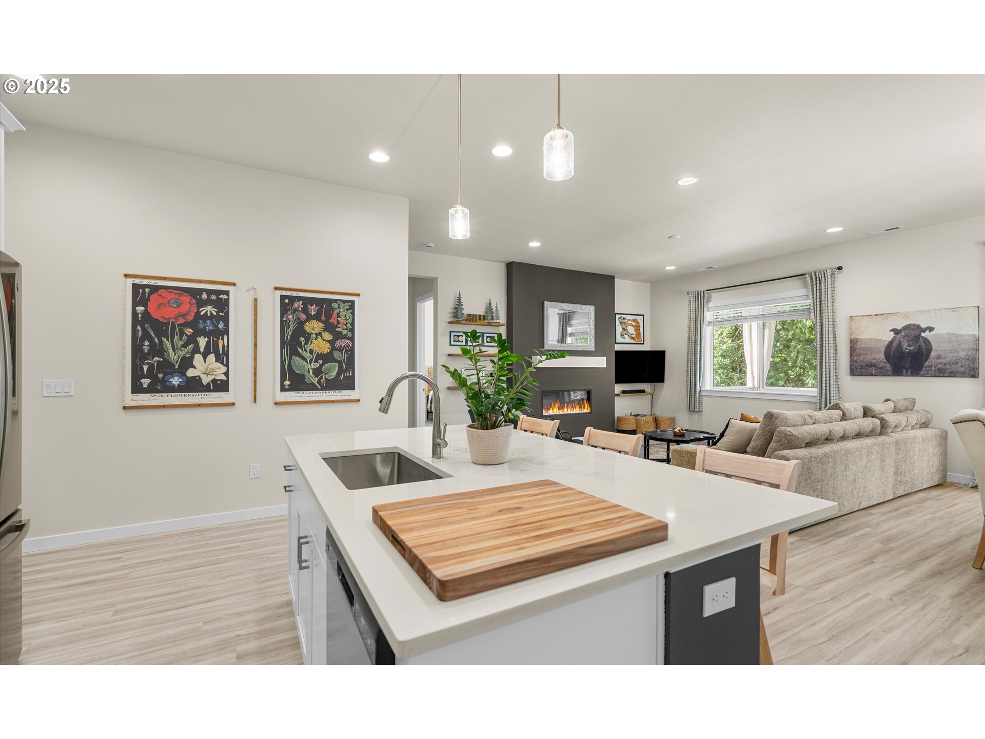 1987 NE CURRIN CREEK DR