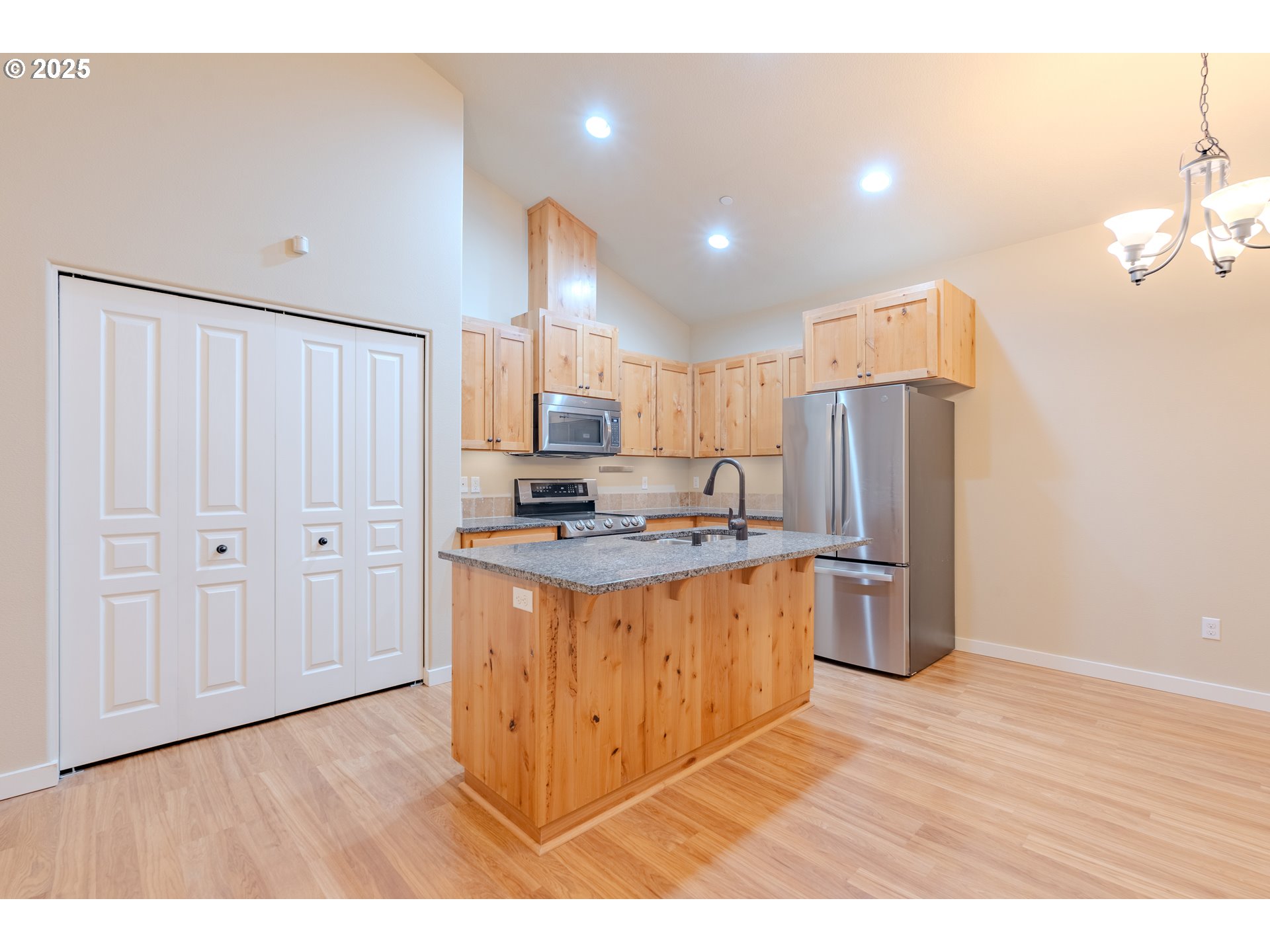 185 N 43RD PL