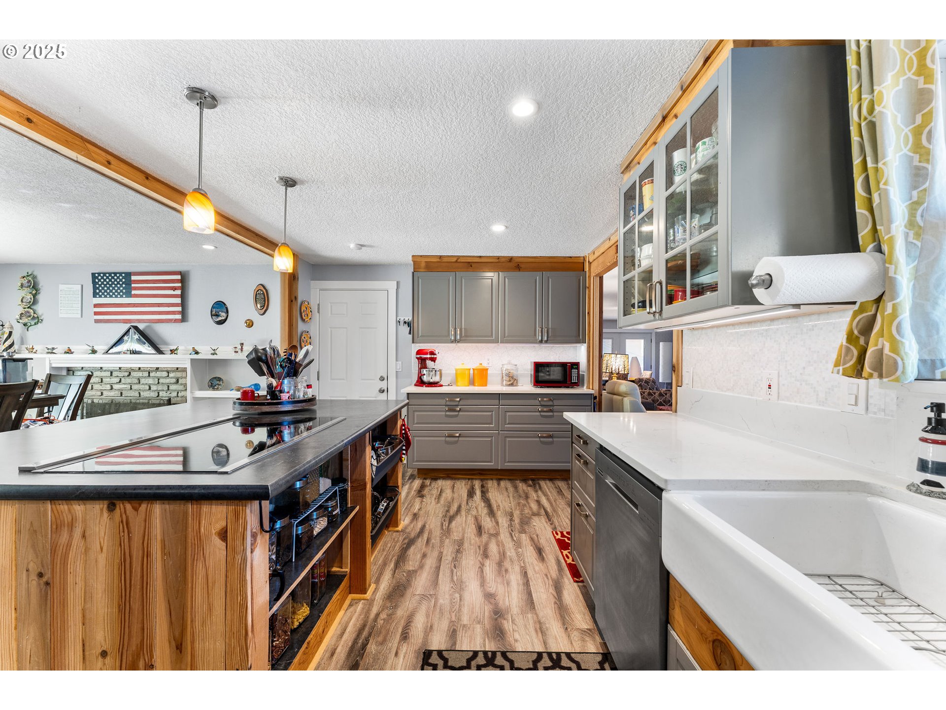 3907 NE RANCHO DR