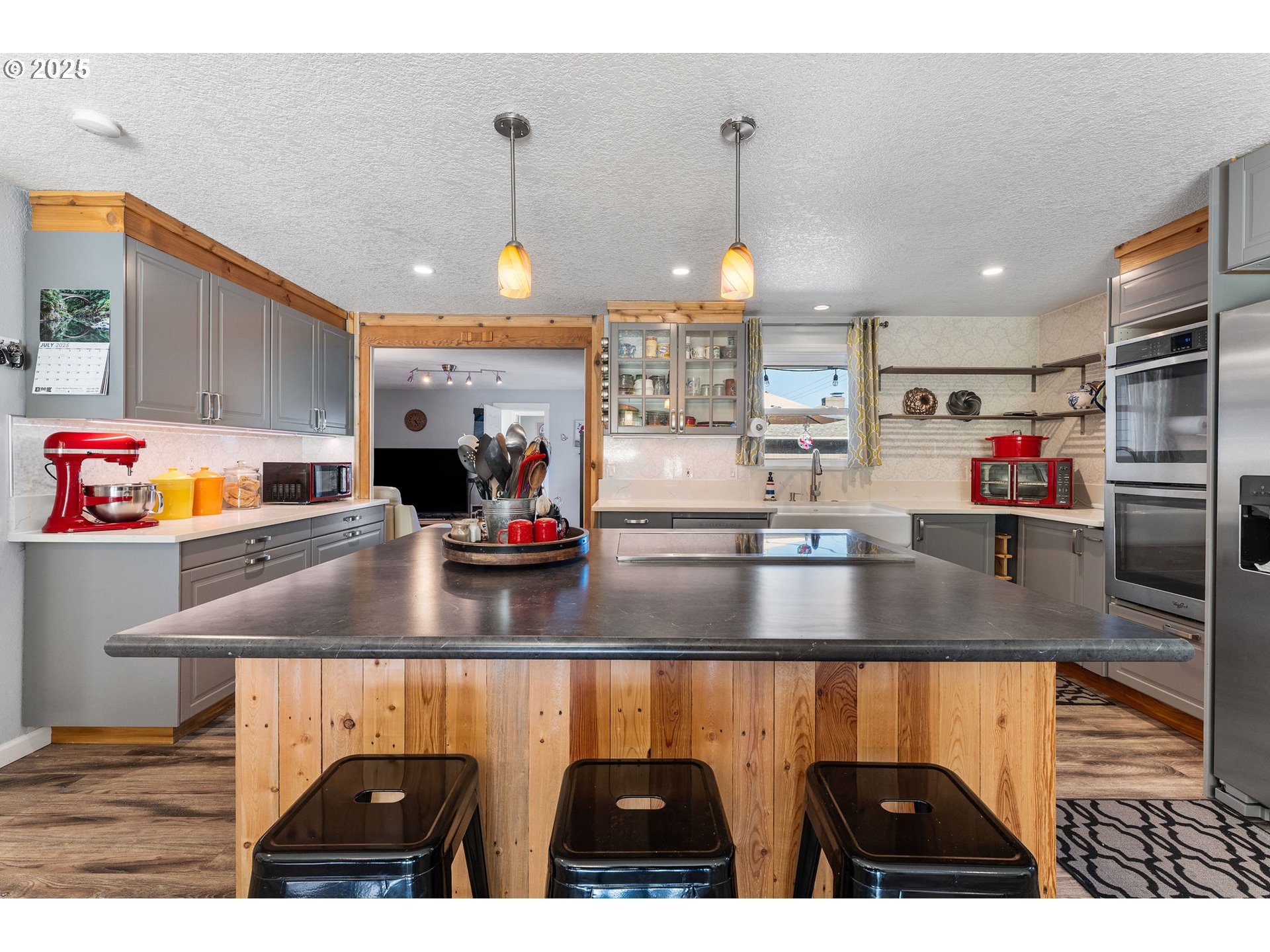 3907 NE RANCHO DR