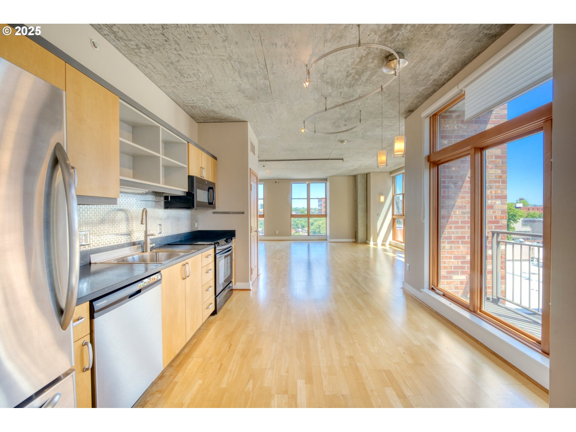 411 NW FLANDERS ST 607