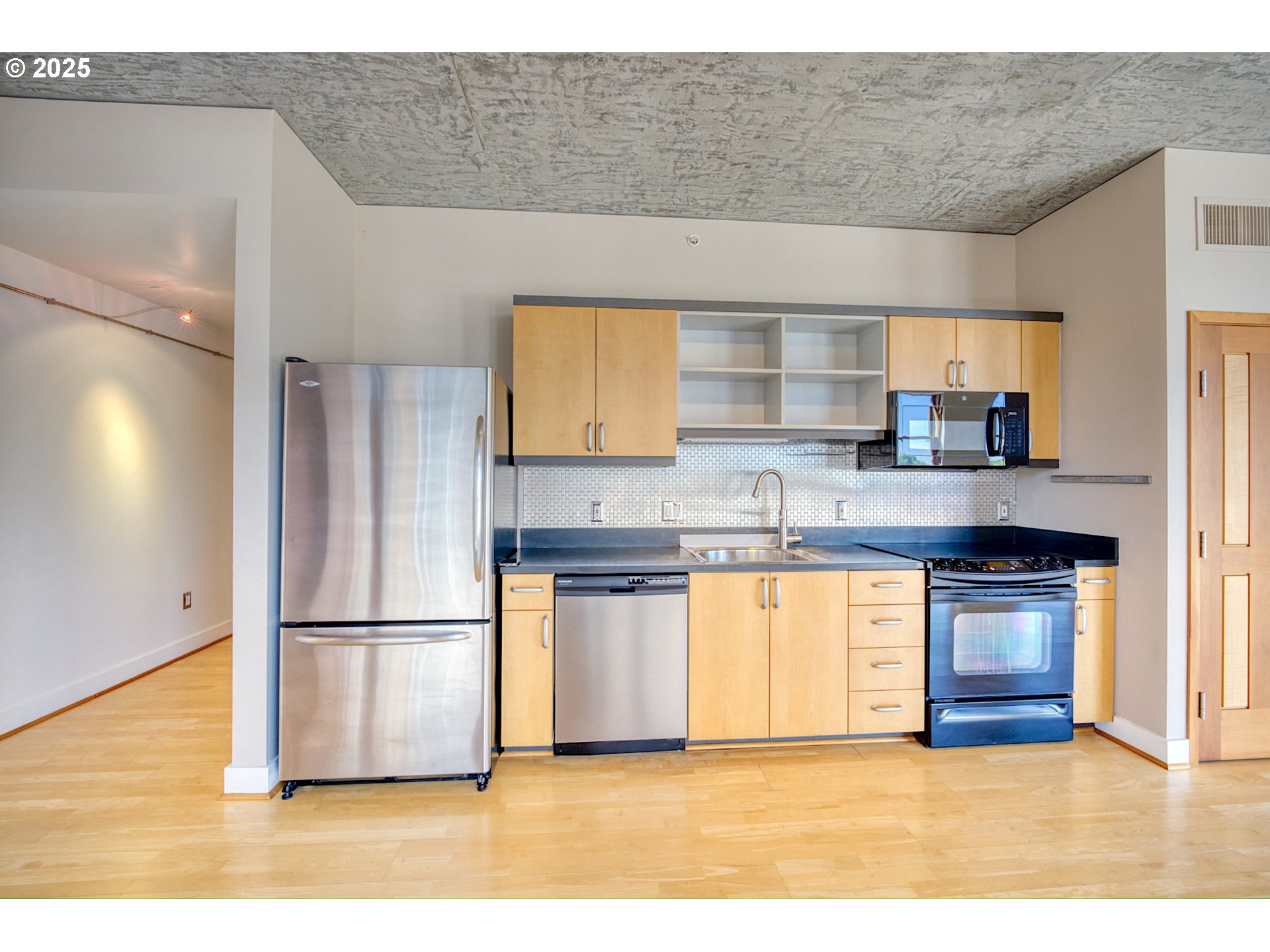 411 NW FLANDERS ST 607