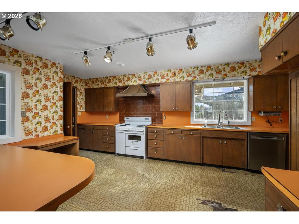 15741 S WASHINGTON ST