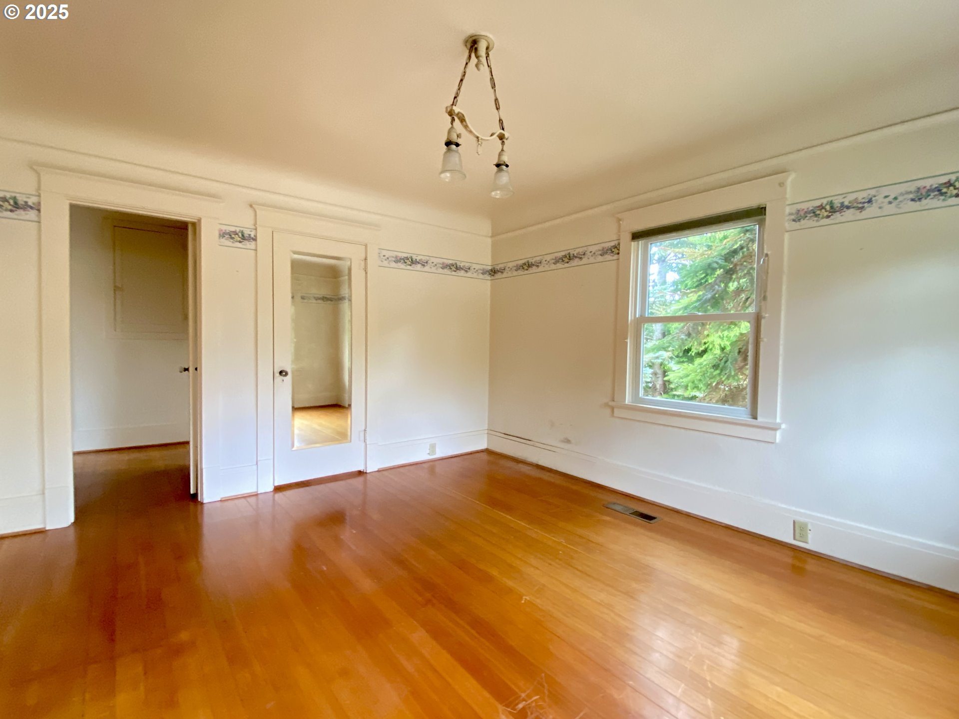 563 NIAGARA AVE